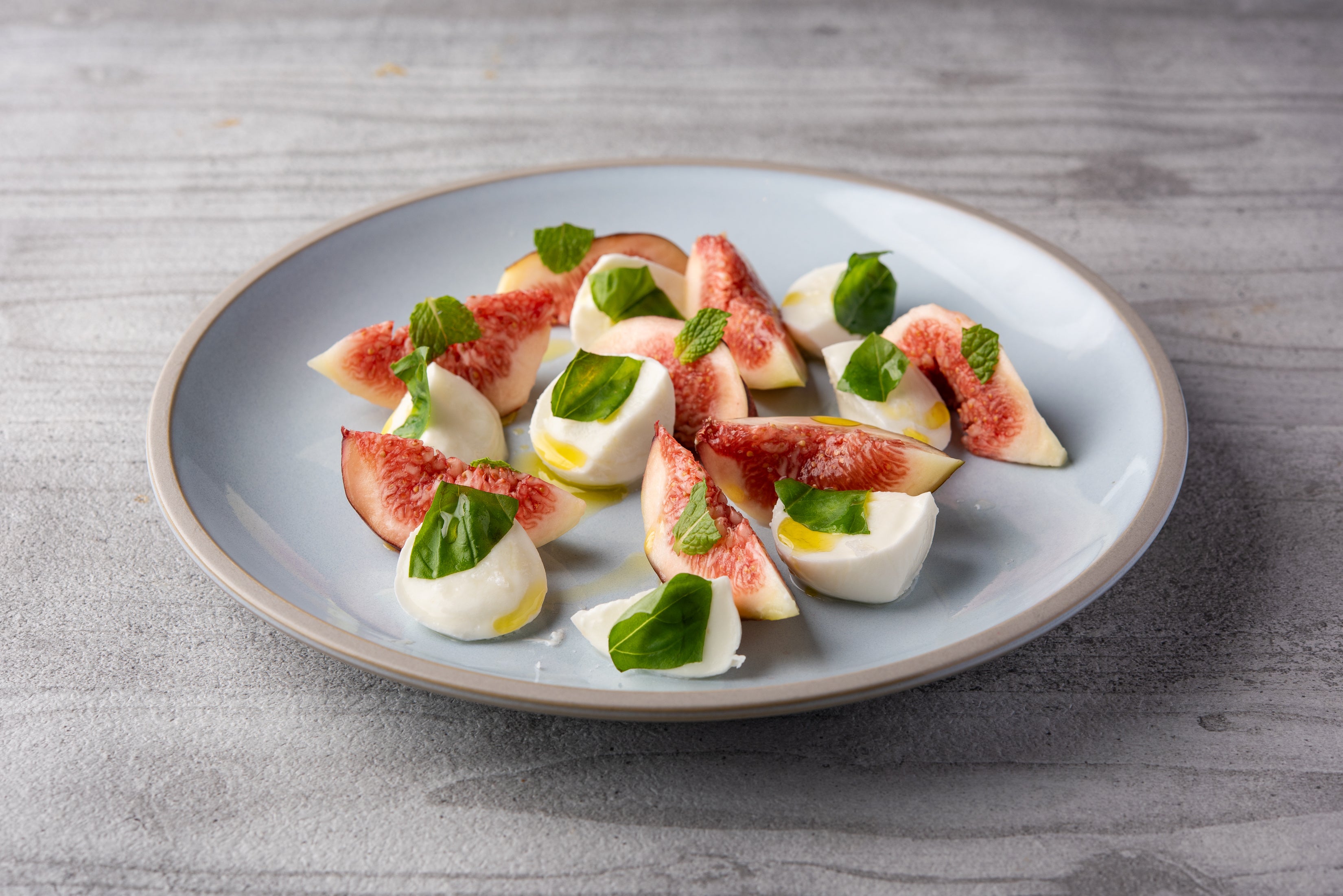 モッツァレラブッファラと季節のフルーツ 1,300円