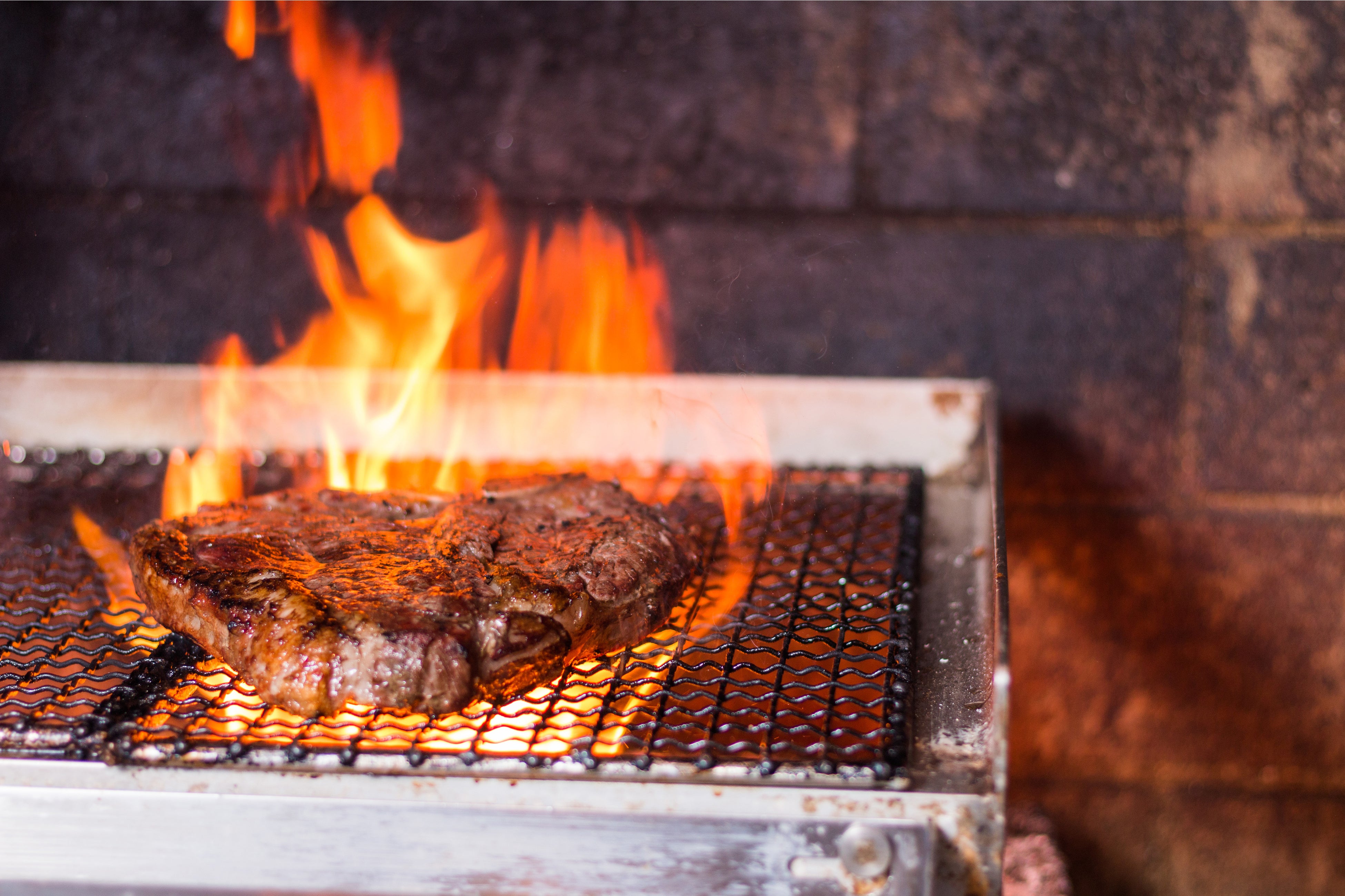 炭肉盛り合わせ（淡路牛など厳選素材を炭火焼きで）￥3.200〜