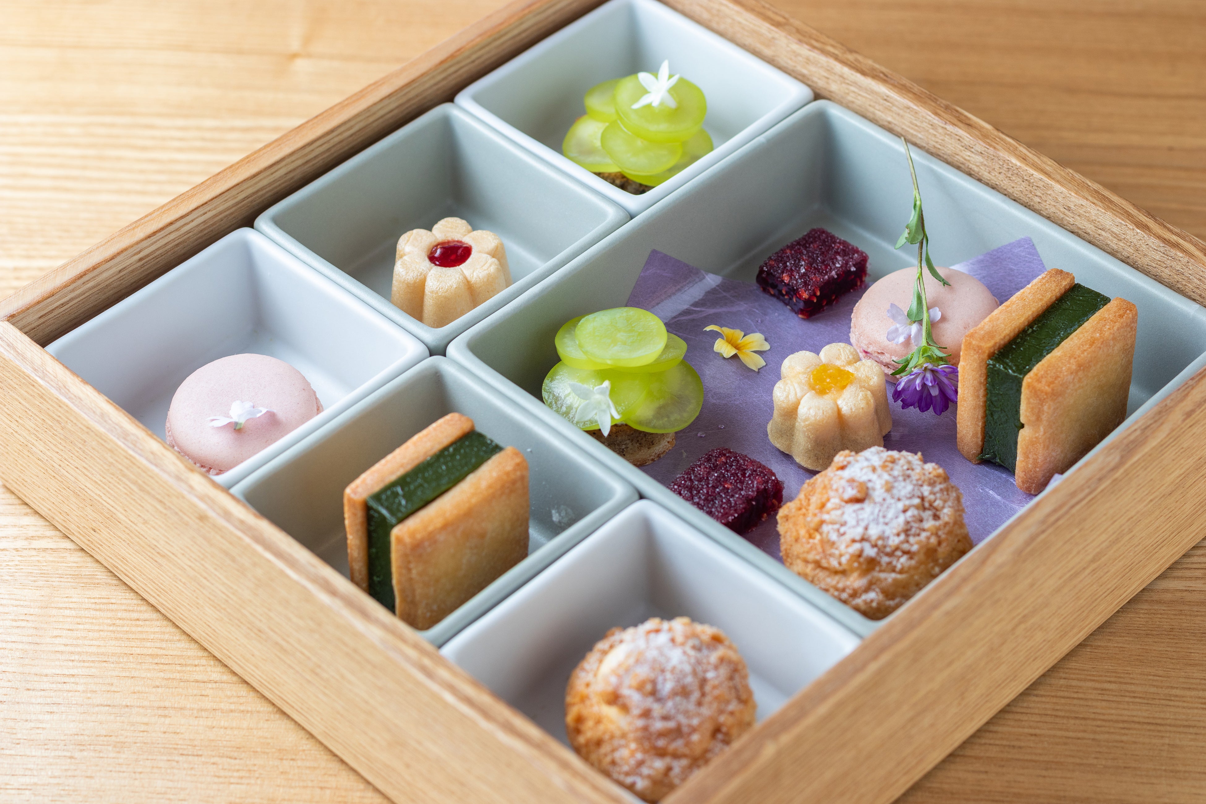 二の段：出雲桃翆園抹茶のテリーヌサンド/プチタルト（季節のフルーツ）/ラズベリーマカロン/プチシュー/パートドフリュイ/ひとくち最中