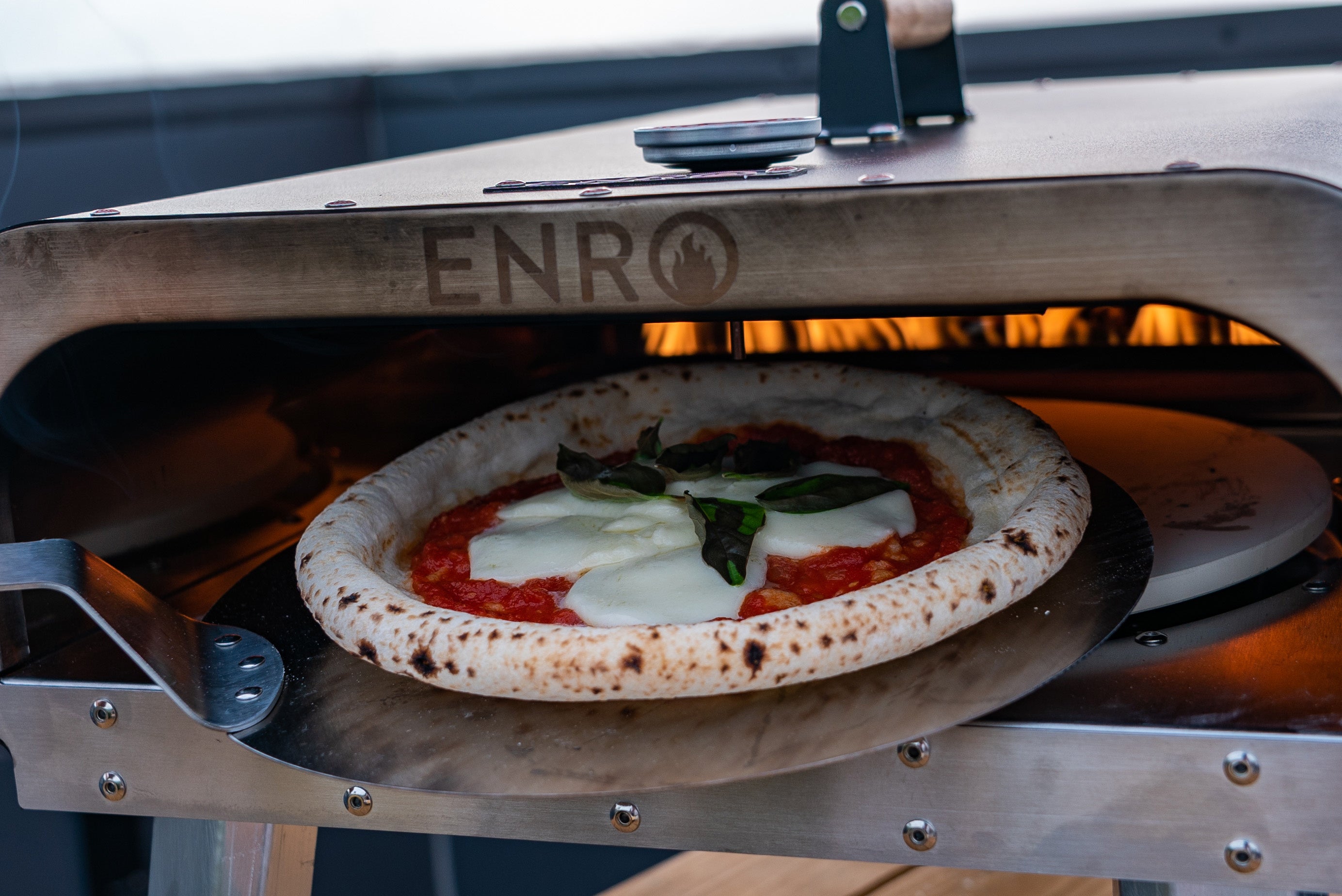 自分で焼き上げるカスタムピッツァ