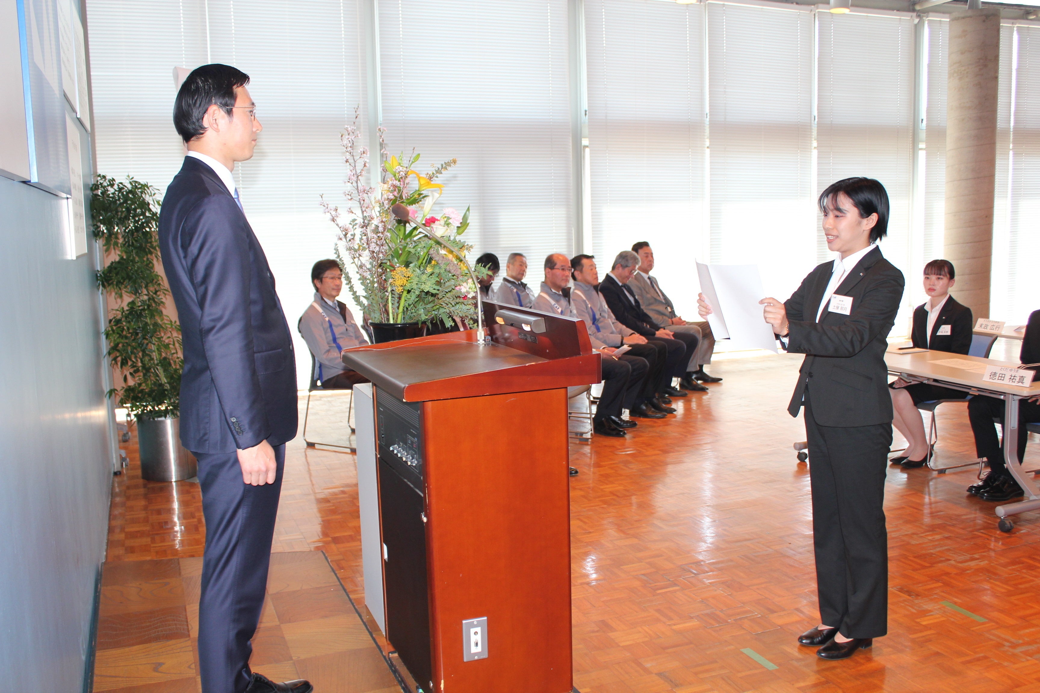 　　　　　　「誓いの言葉」を述べる新入社員の土屋那月