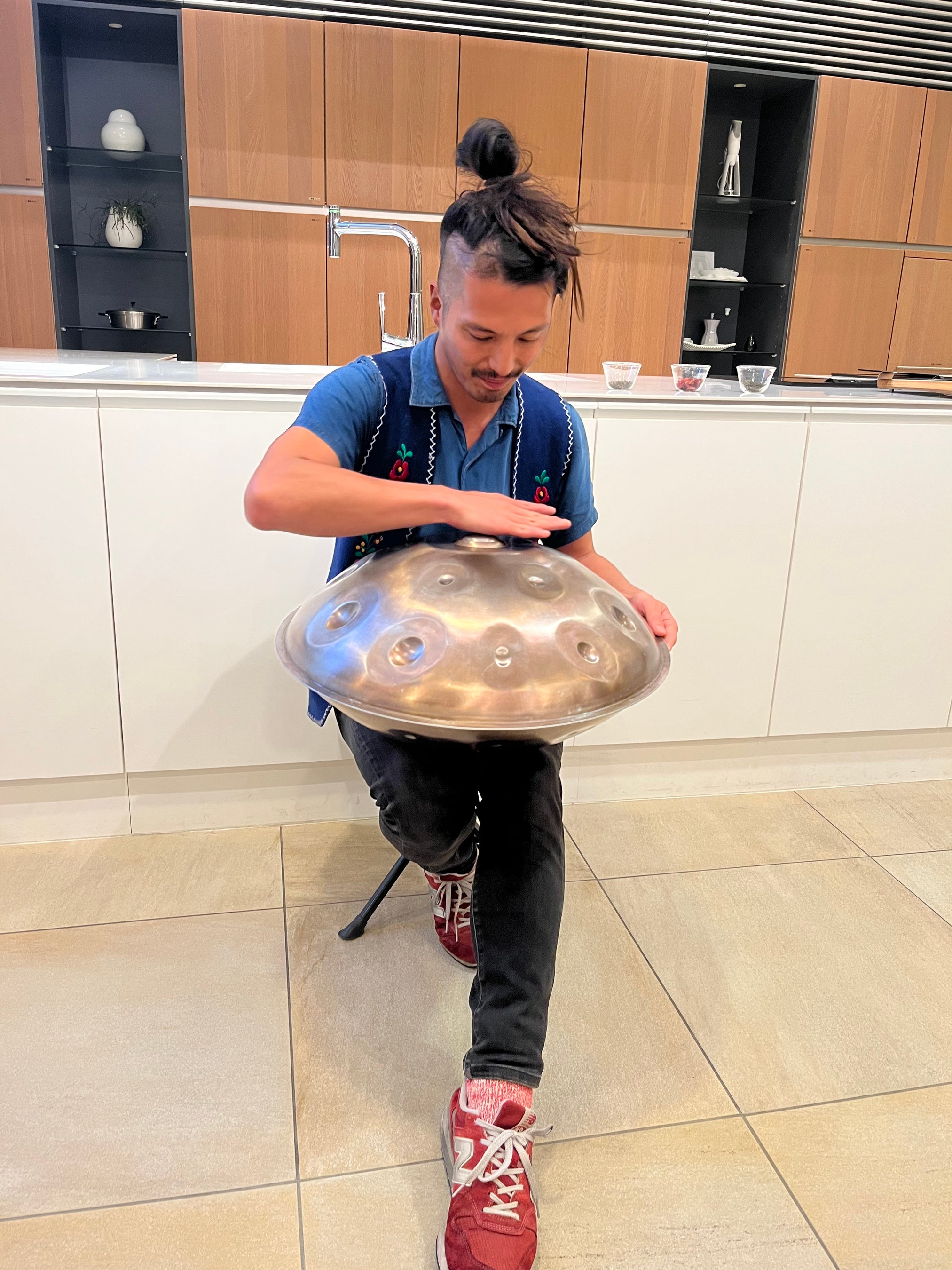 ハンドパンの演奏を披露する パーカショニストRRyusuqueさん