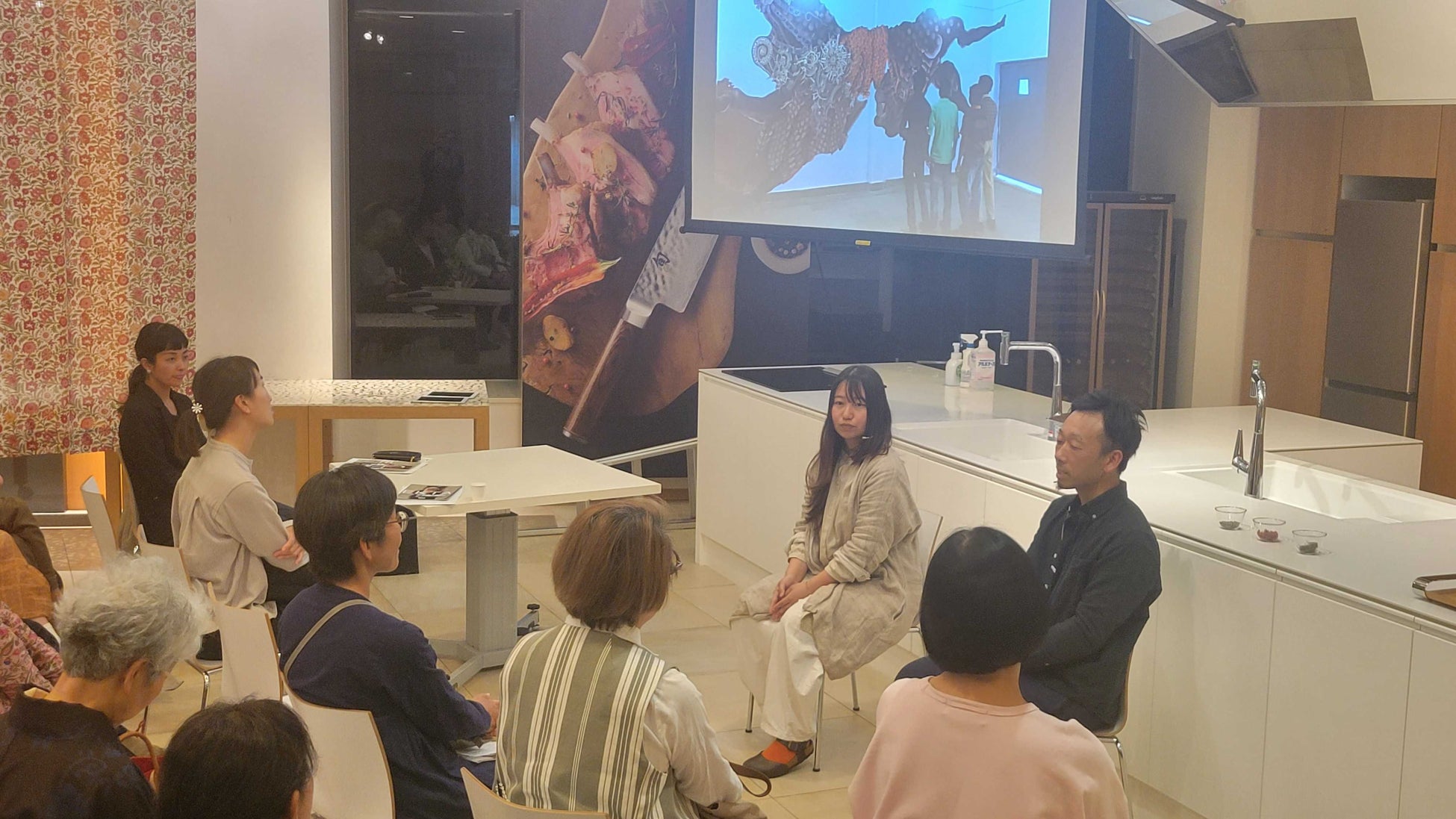 フォレストアートフェスティバルに参加する 美術家スギサキハルナさん(写真左) 画家香川大介さん(写真右)