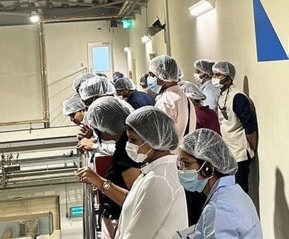 小屋名第一工場の説明に耳を傾けている様子