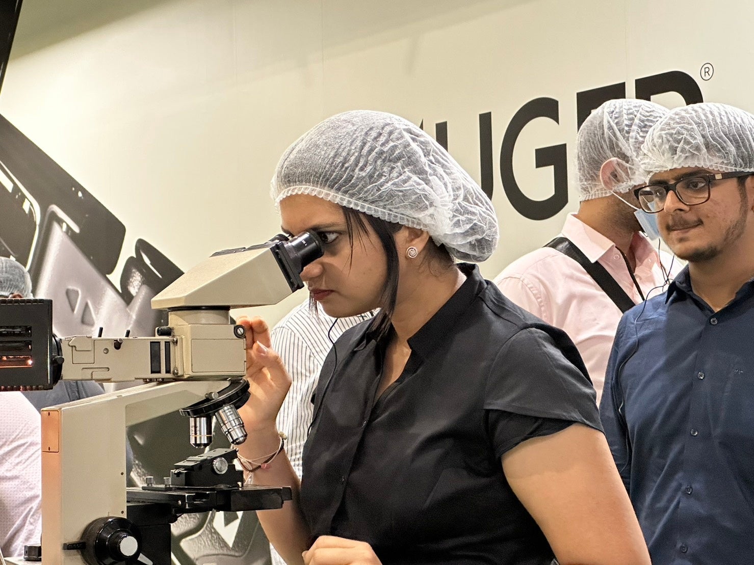 カミソリ刃の検品作業を実際に体験している様子