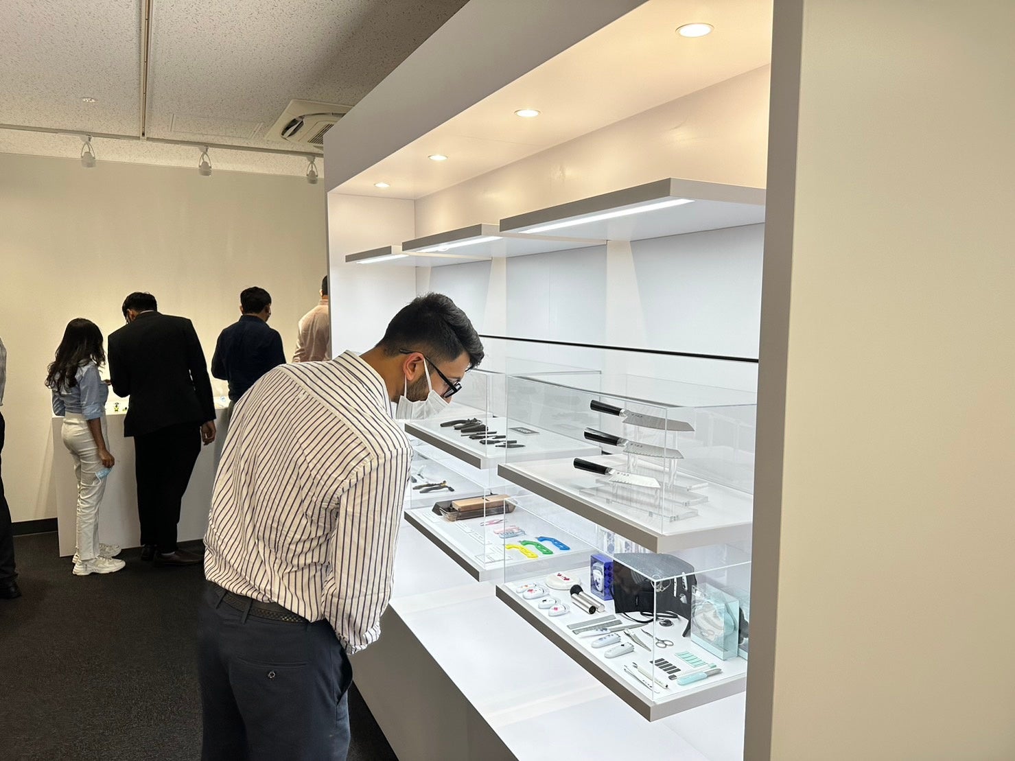 商品展示を興味津々に回覧