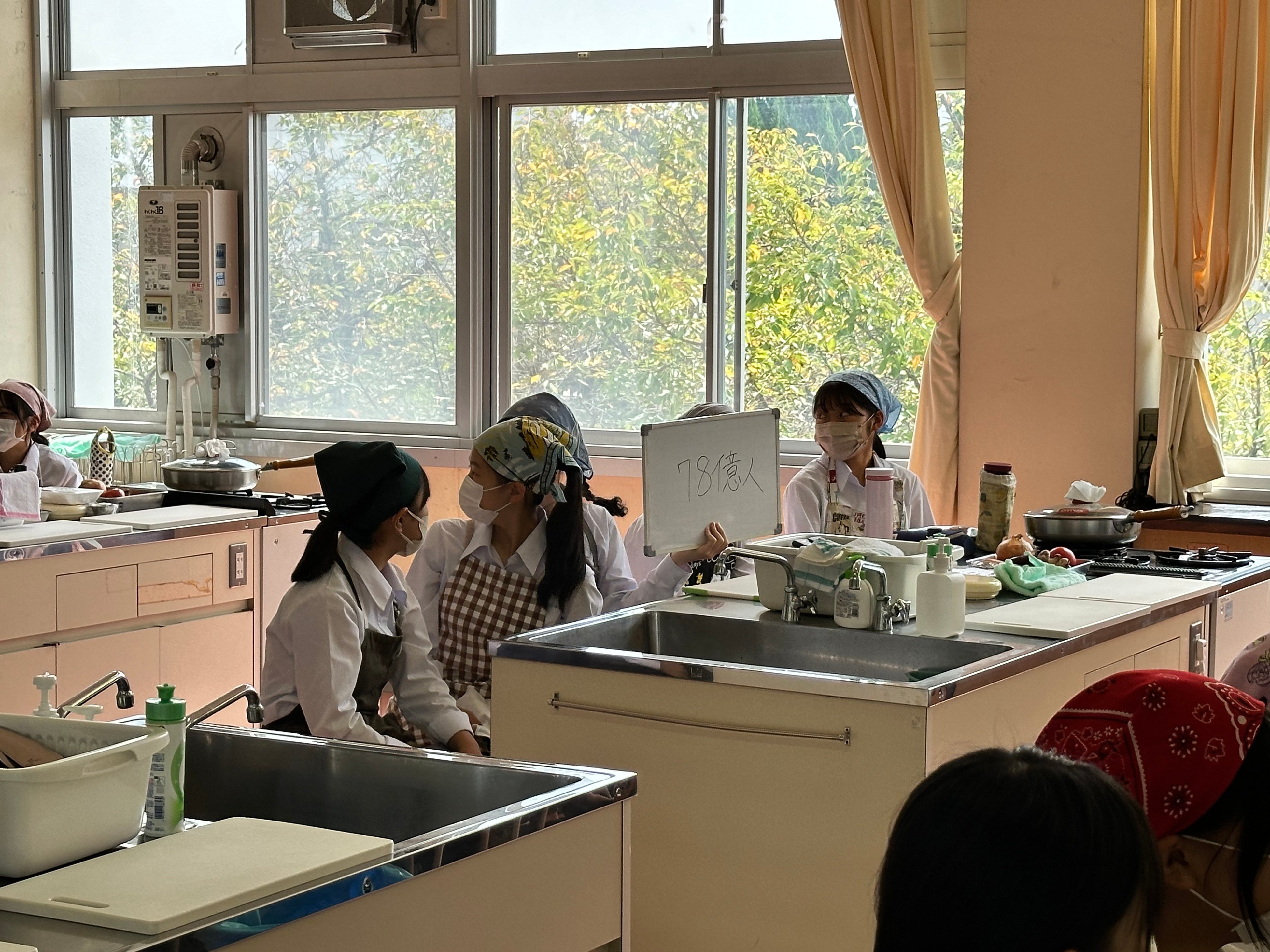 真剣にクイズに答える様子