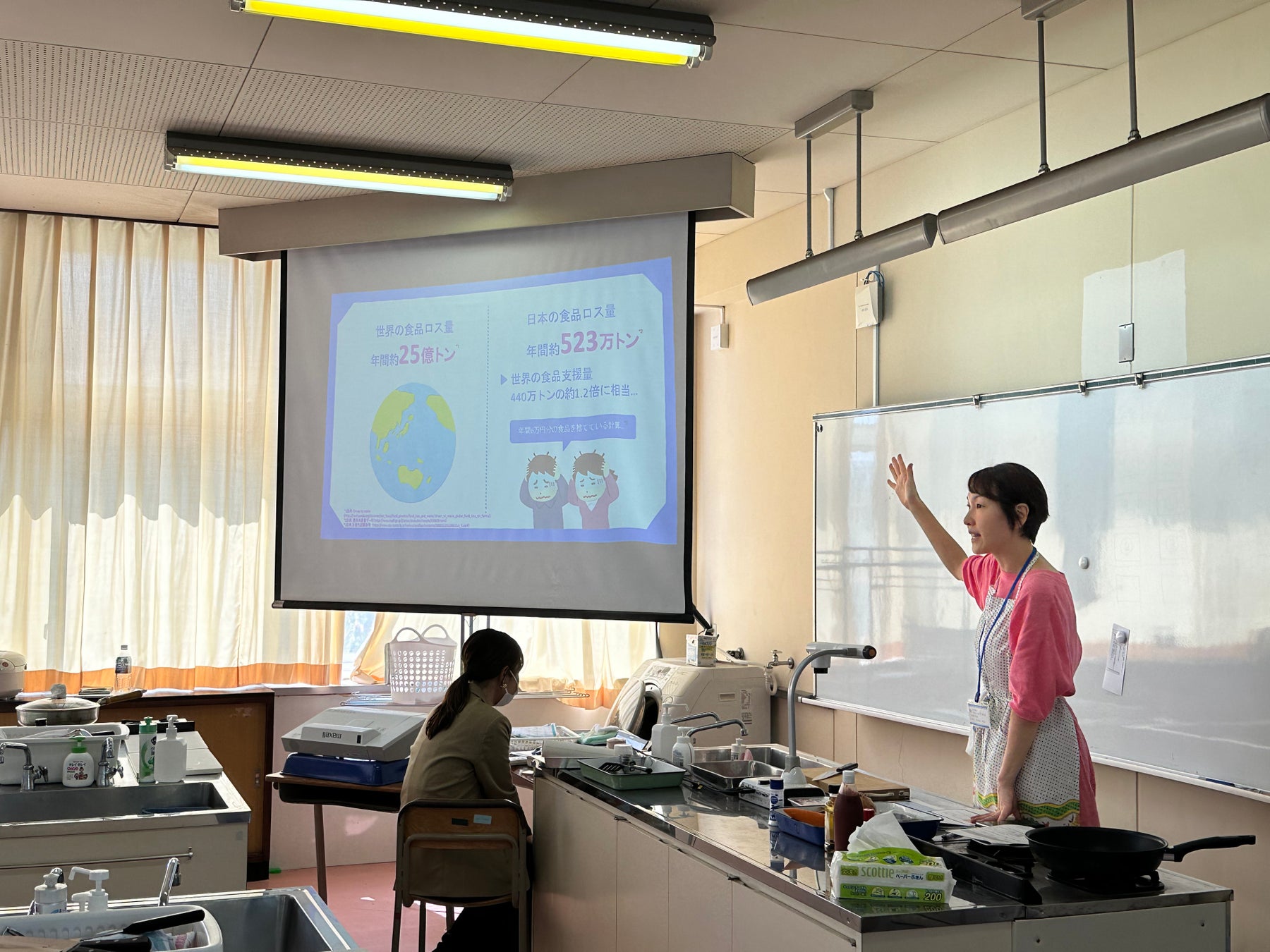 食品ロスの現状について説明する様子