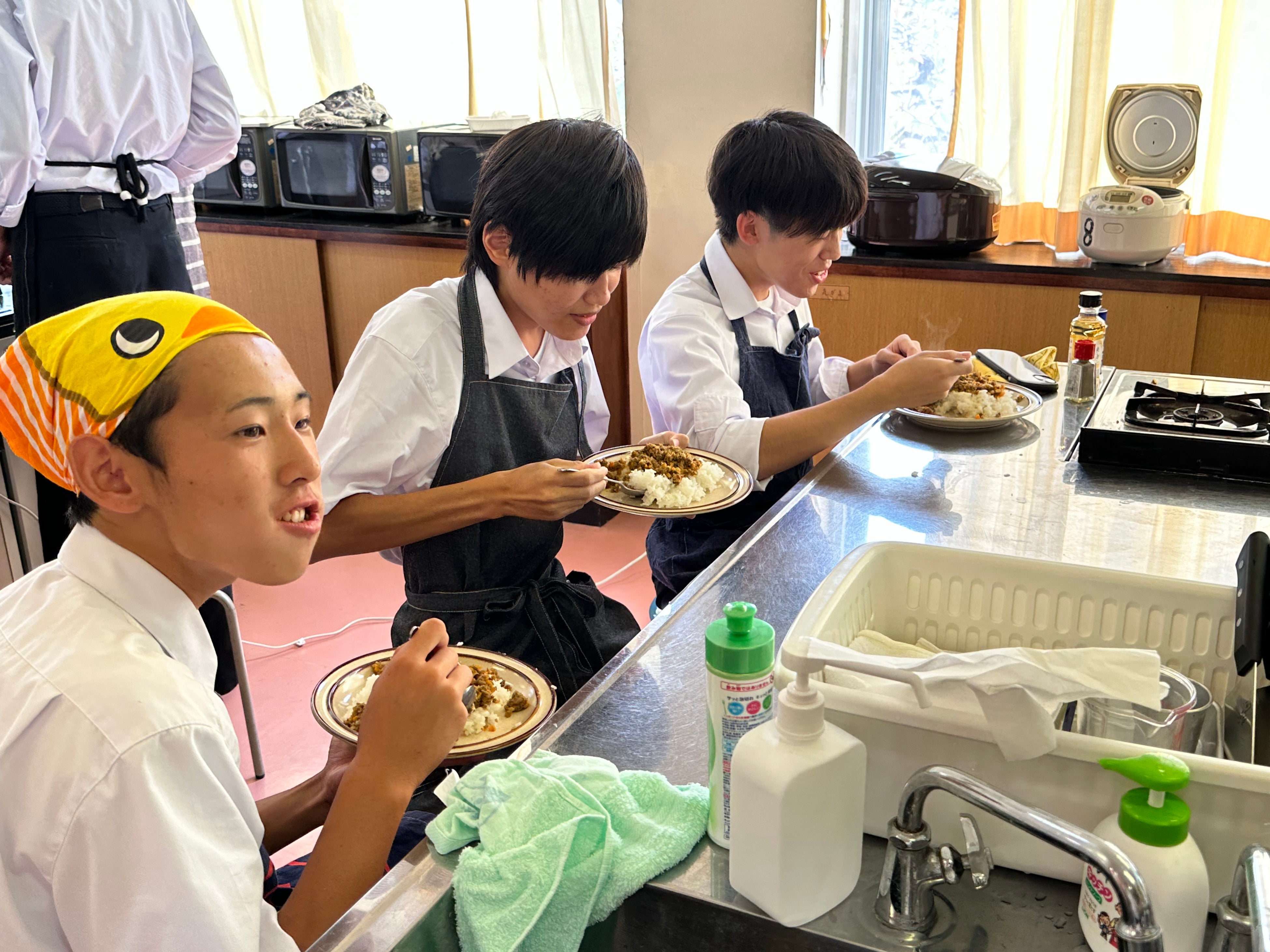自分たちでつくった料理を美味しそうに食べる生徒の皆さん