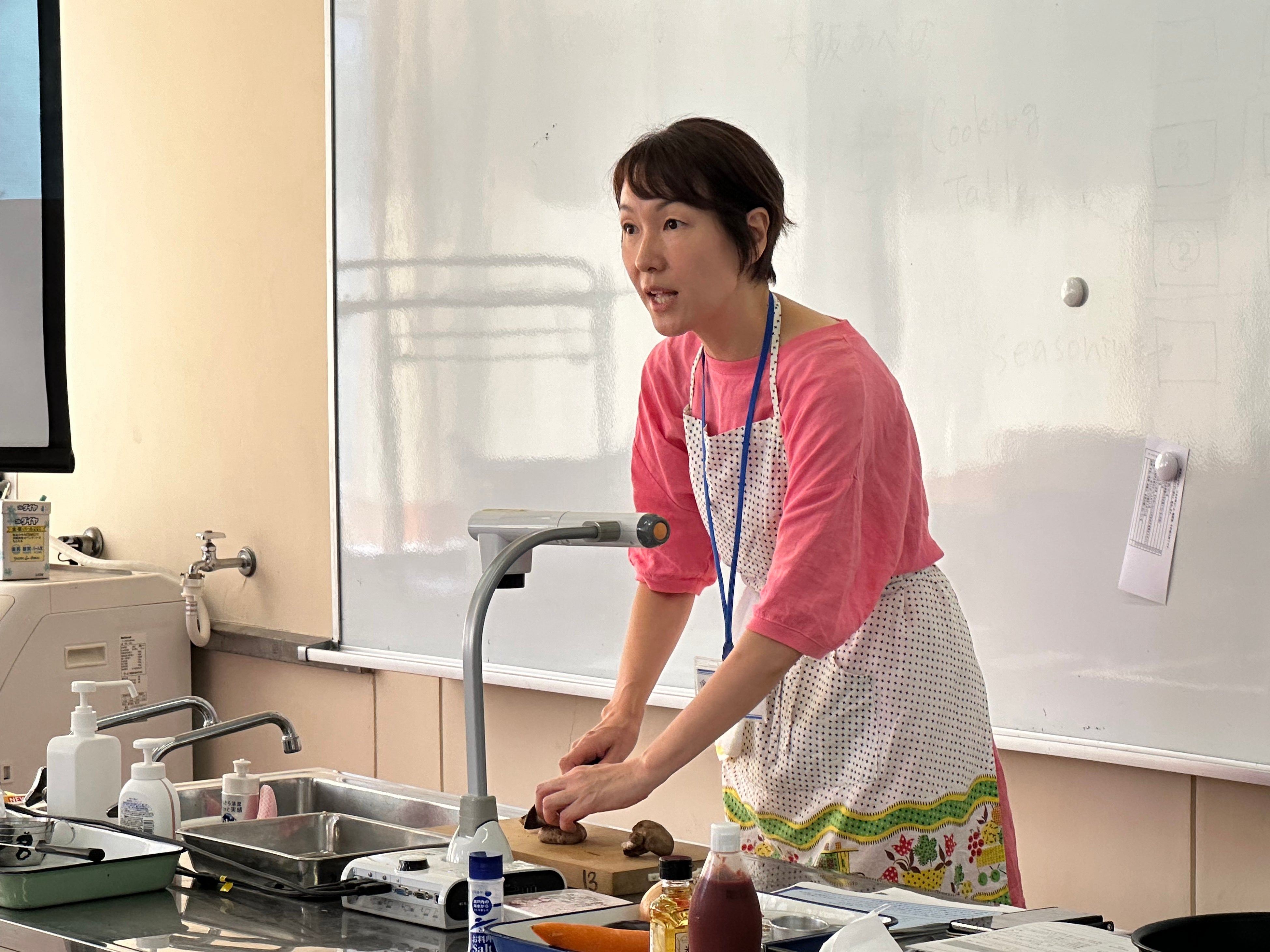 島本先生によるやさしい切りかたの見本を見せている様子