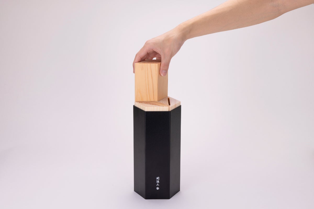 関孫六の最高峰シリーズ「マスターライン」からゴムの弾力でキズが付き