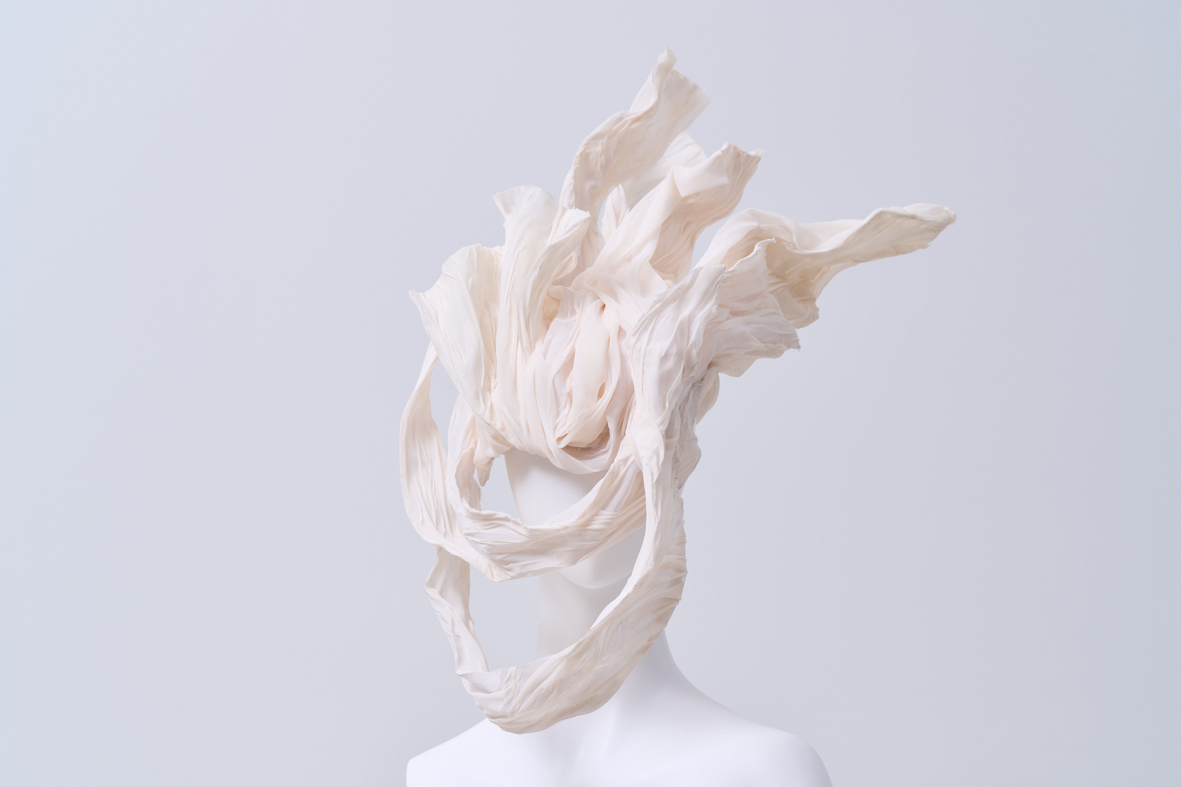 「KAI Hat & Head-piece Competition 2025」大倉小枝さんの『流動』が最優秀賞を受賞