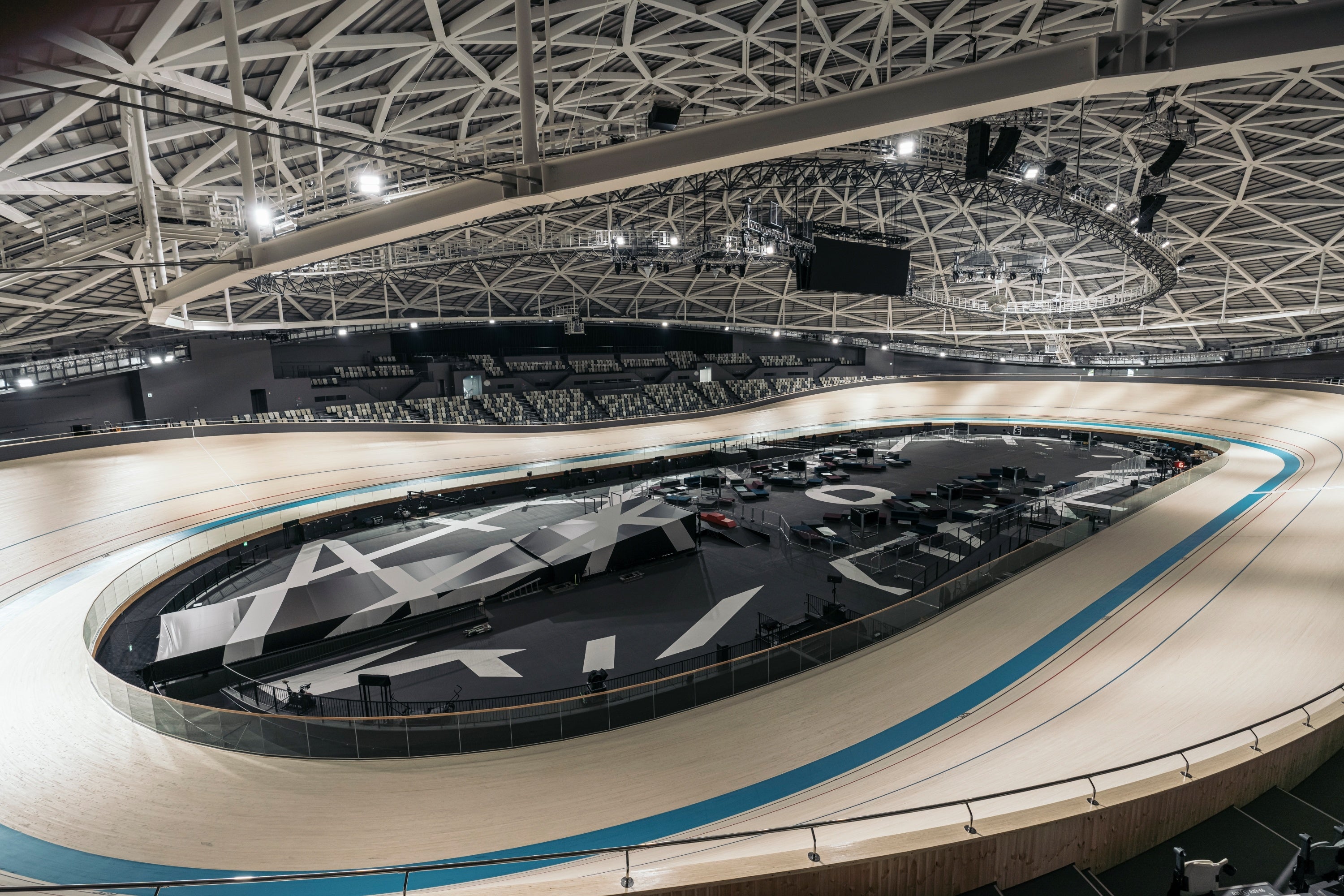 250m周長の木製バンクを網羅するようにアンテナを配置