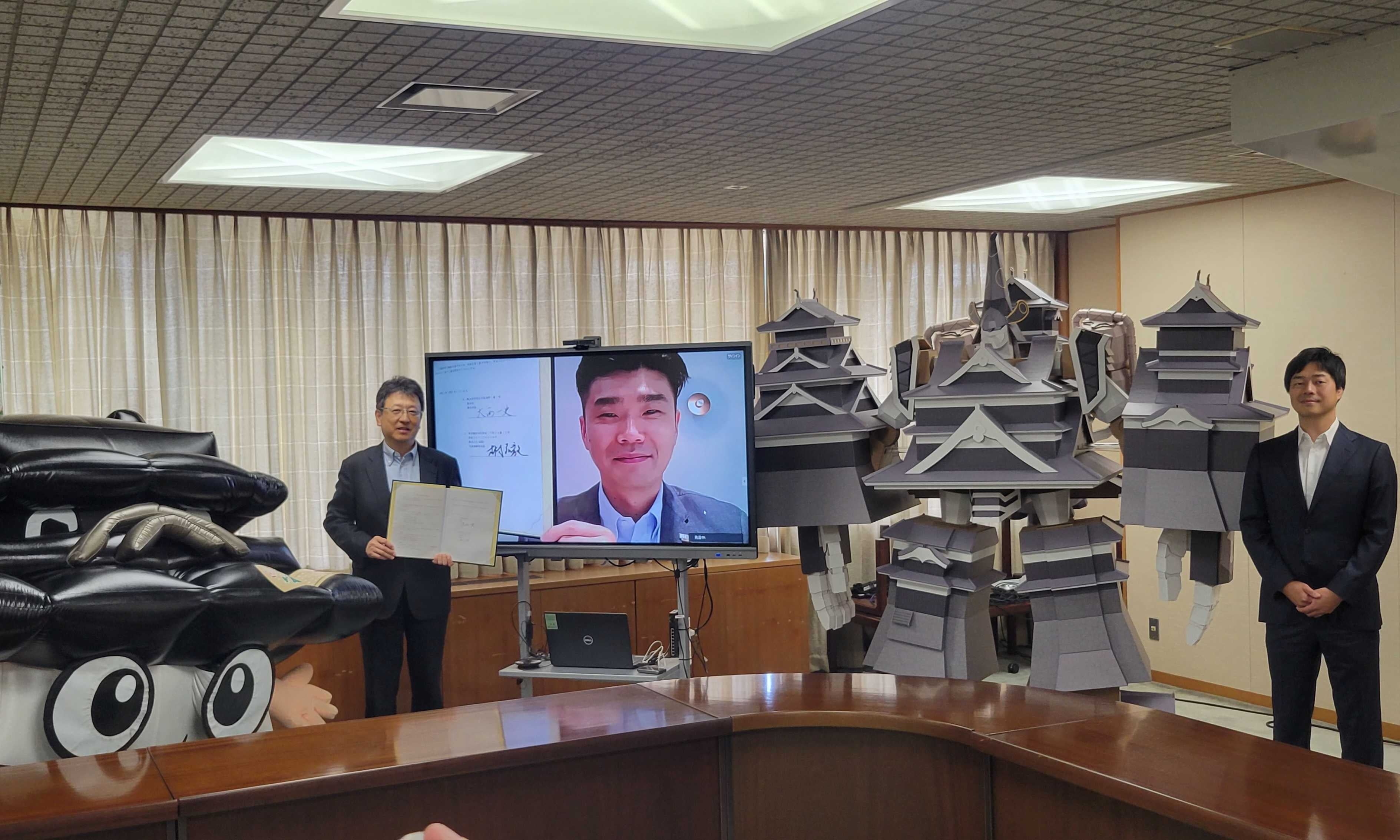 左から熊本市イメージキャラクター「ひごまる」、熊本市大西一史市長、株式会社MIXI代表取締役社長 CEO 木村 弘毅、 「城郭合体オシロボッツ」オシロボット熊本城、株式会社MIXI上級執行役員 奥山翔