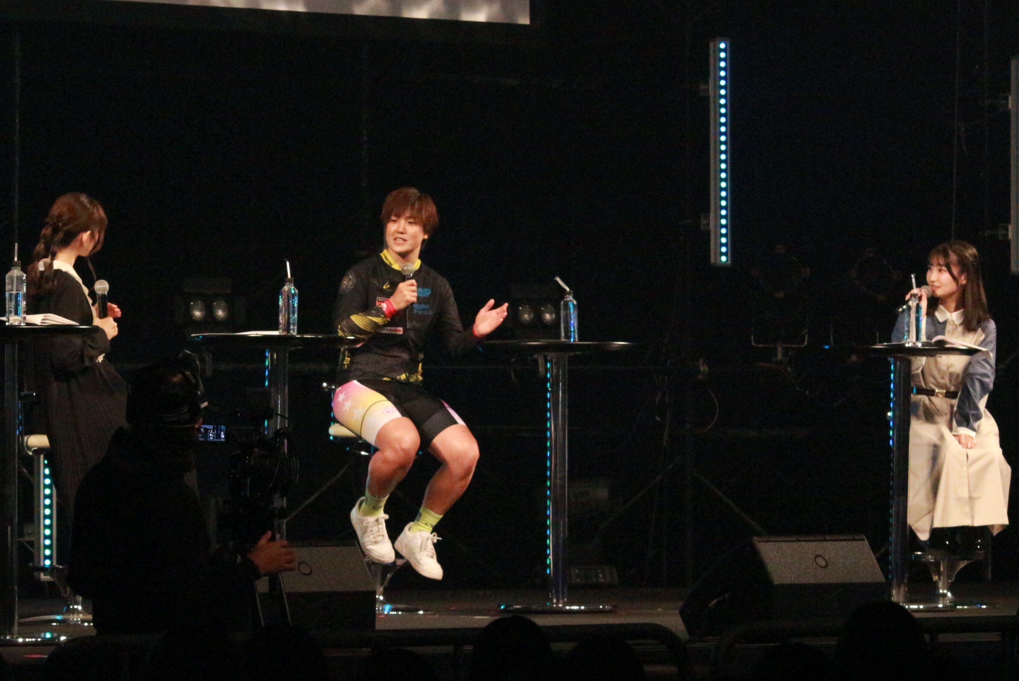 左から川村海乃さん、小林莉子さん、葵あずささん