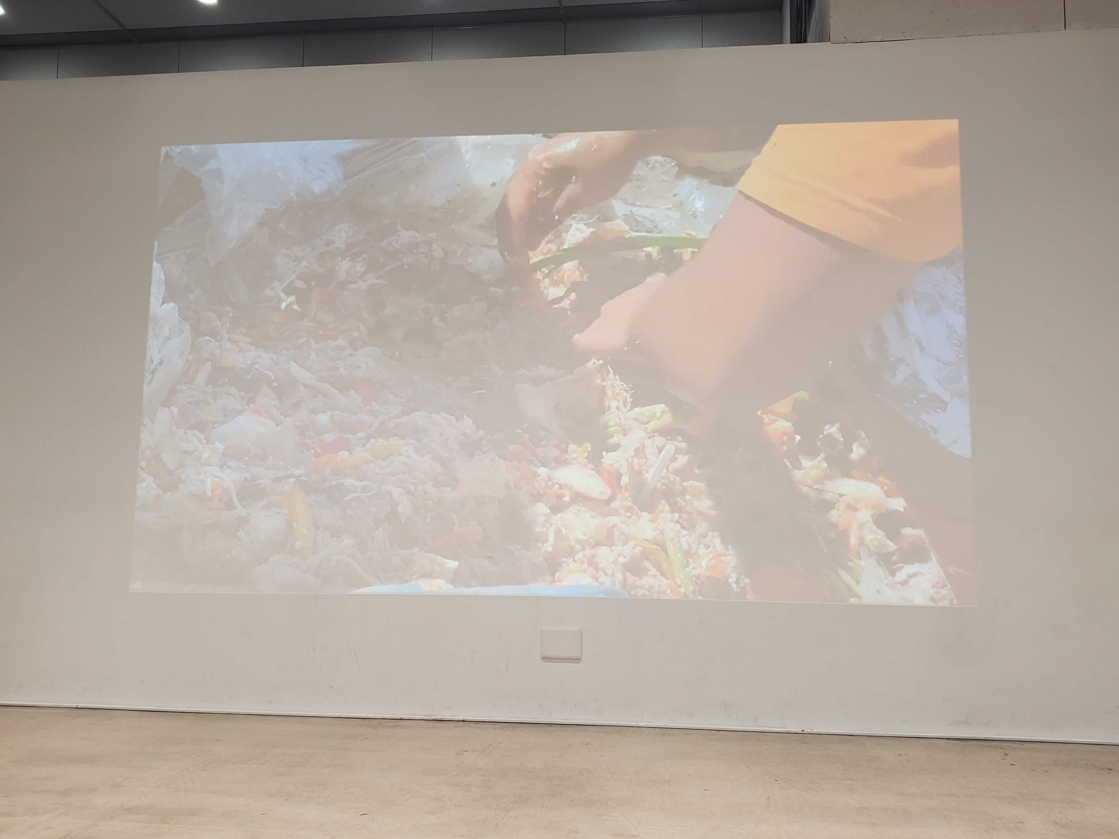 残飯を漁るセブの子どもたち