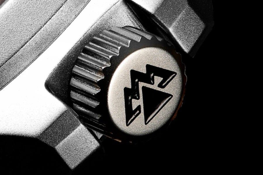 リューズのトップに刻印された山形の“EXPEDITION NORTH”のロゴ