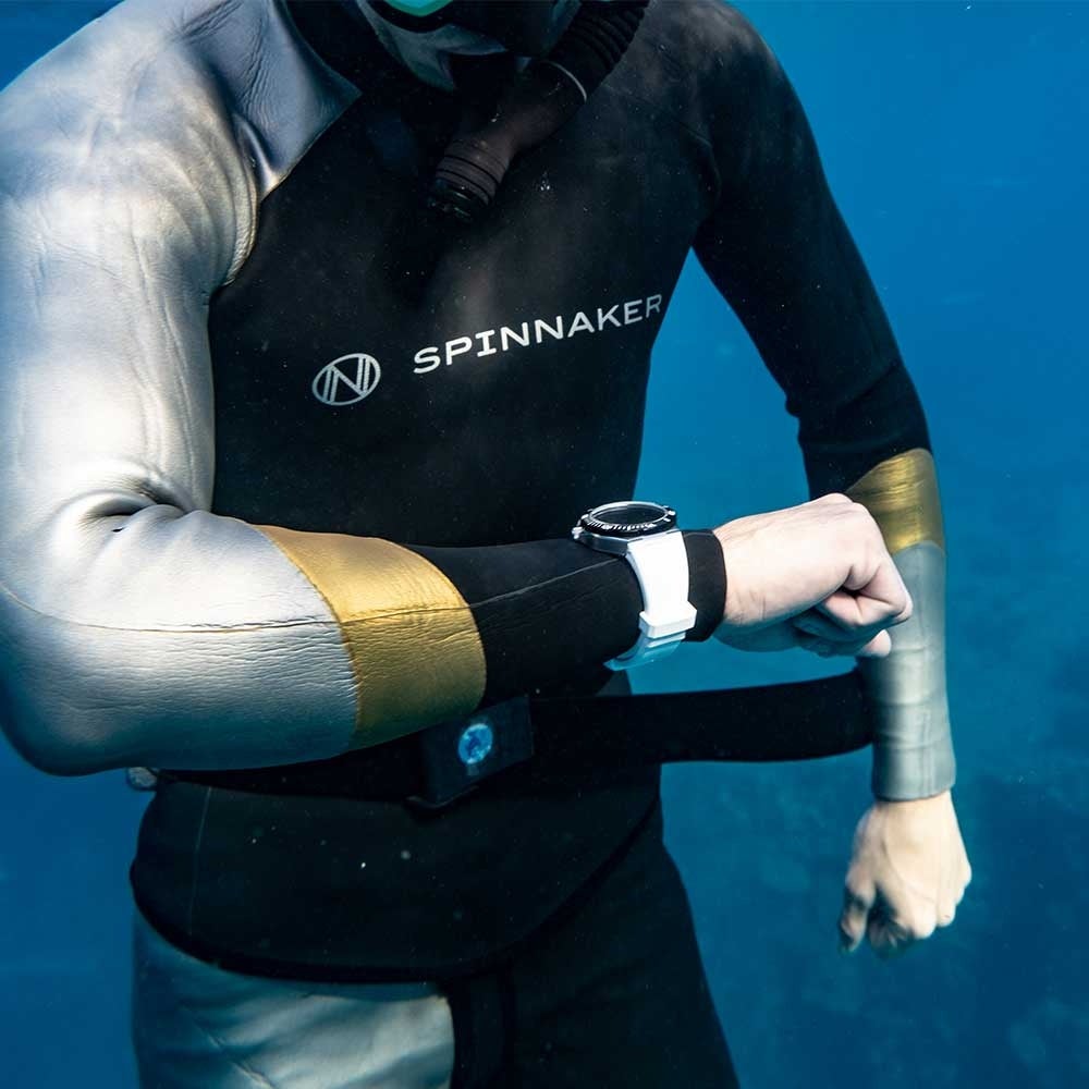 フローティングインデックスが斬新！機械式腕時計『スピニカー