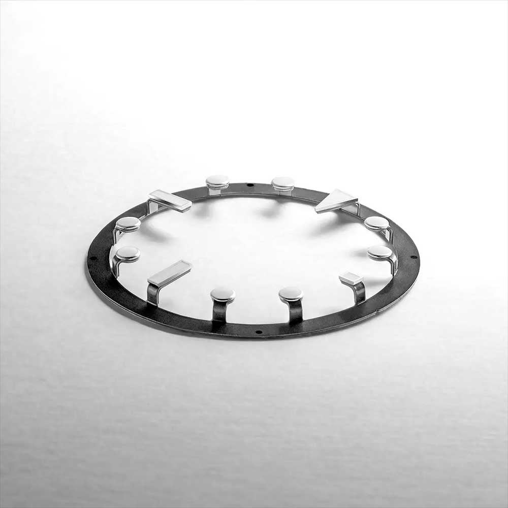 フローティングインデックスが斬新！機械式腕時計『スピニカー