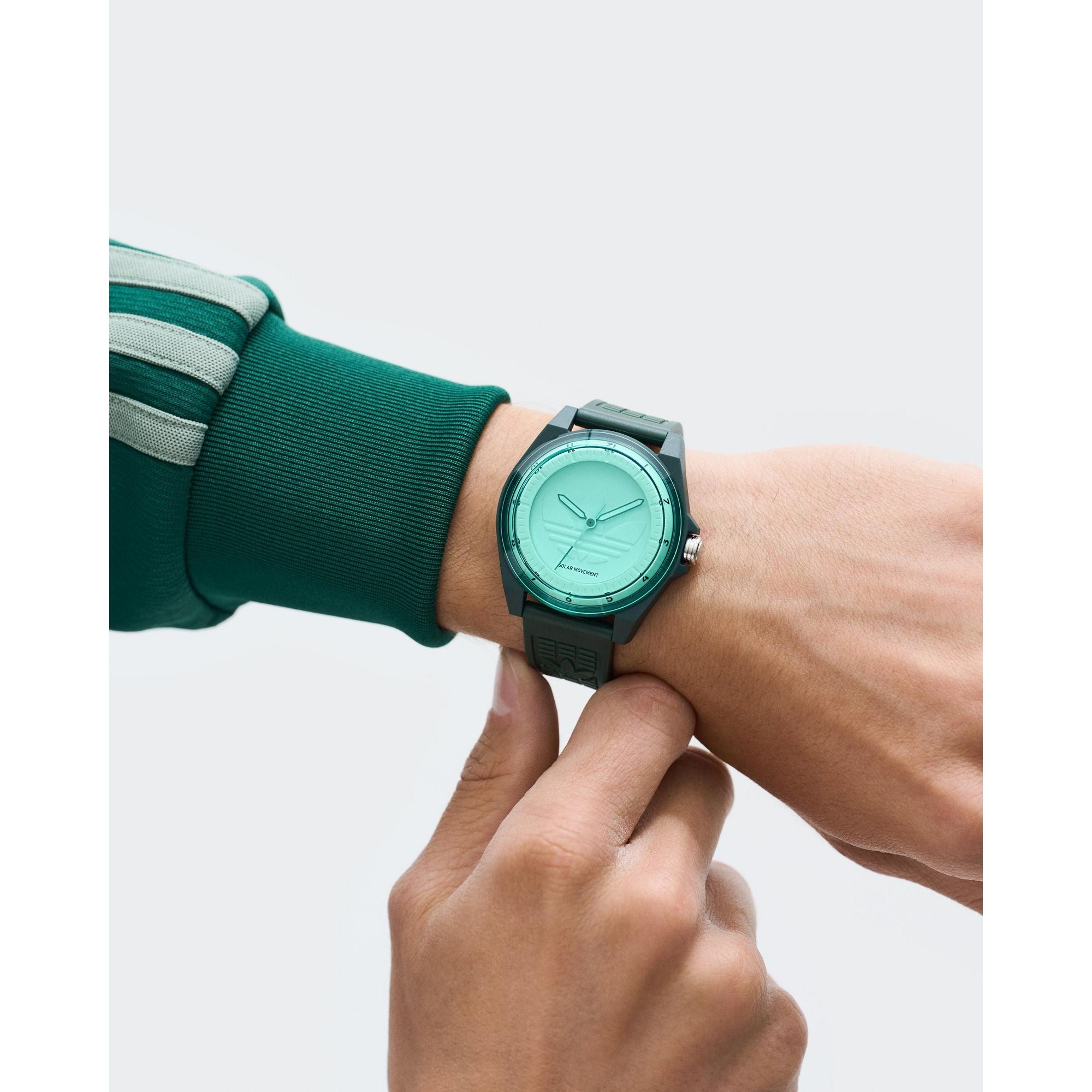 adidas Originals(アディダス オリジナルス)」、カラーアクリル風防の