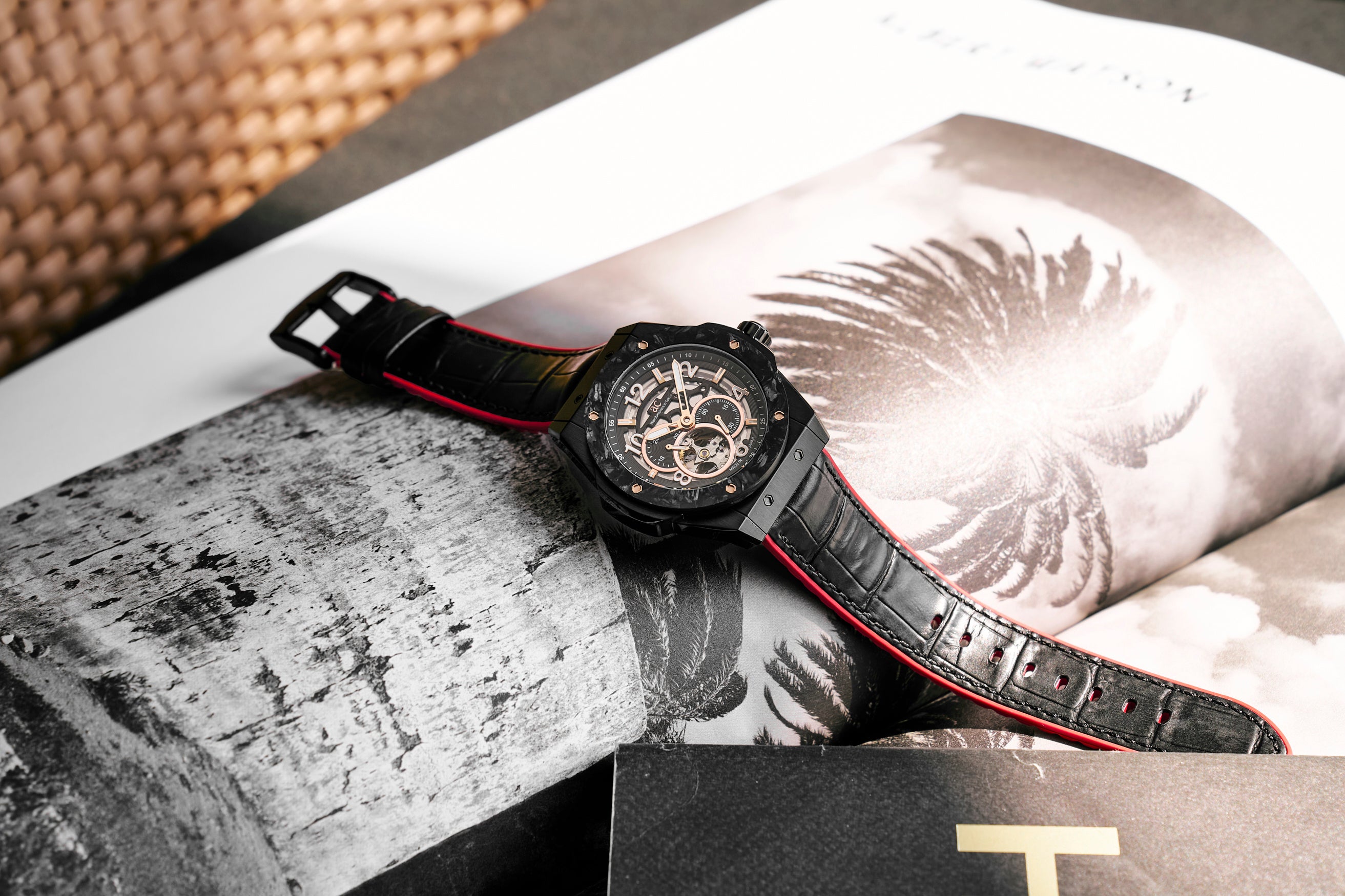 手染めレザーのカスタムストラップが付属する日本製時計『TIME CRAFT