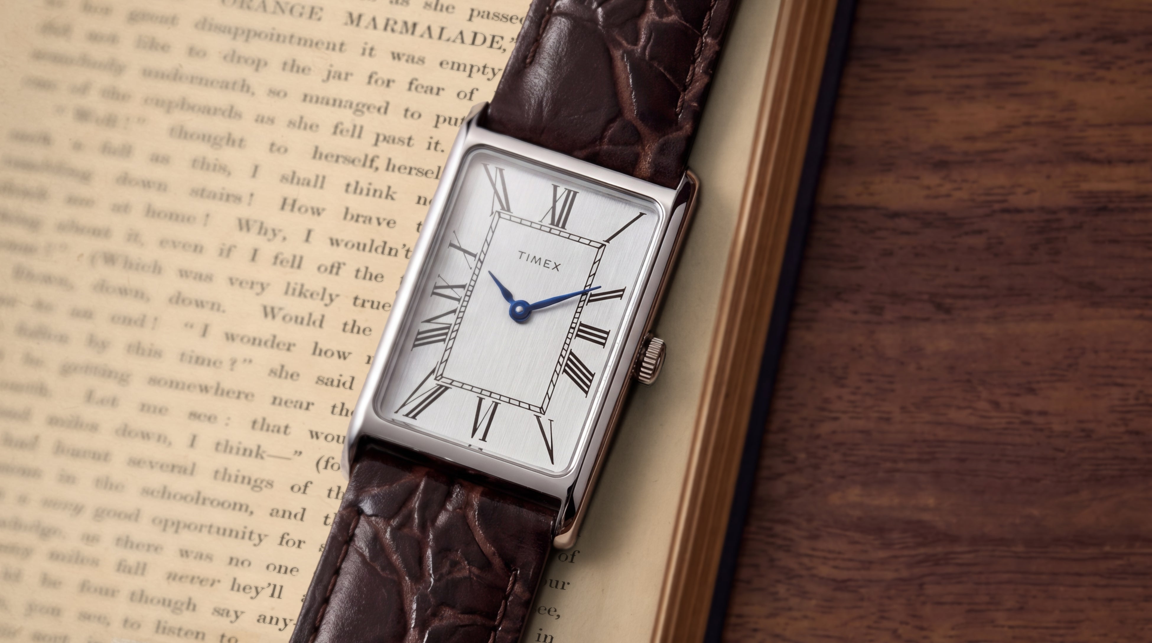 即完売した「TIMEX（タイメックス）」の角型時計「1976 Rectangle Reissue（レクタングル リイシュー）」に新色シルバーが登場。50年の時を超え復刻を遂げた、幻のレクタンギュラー