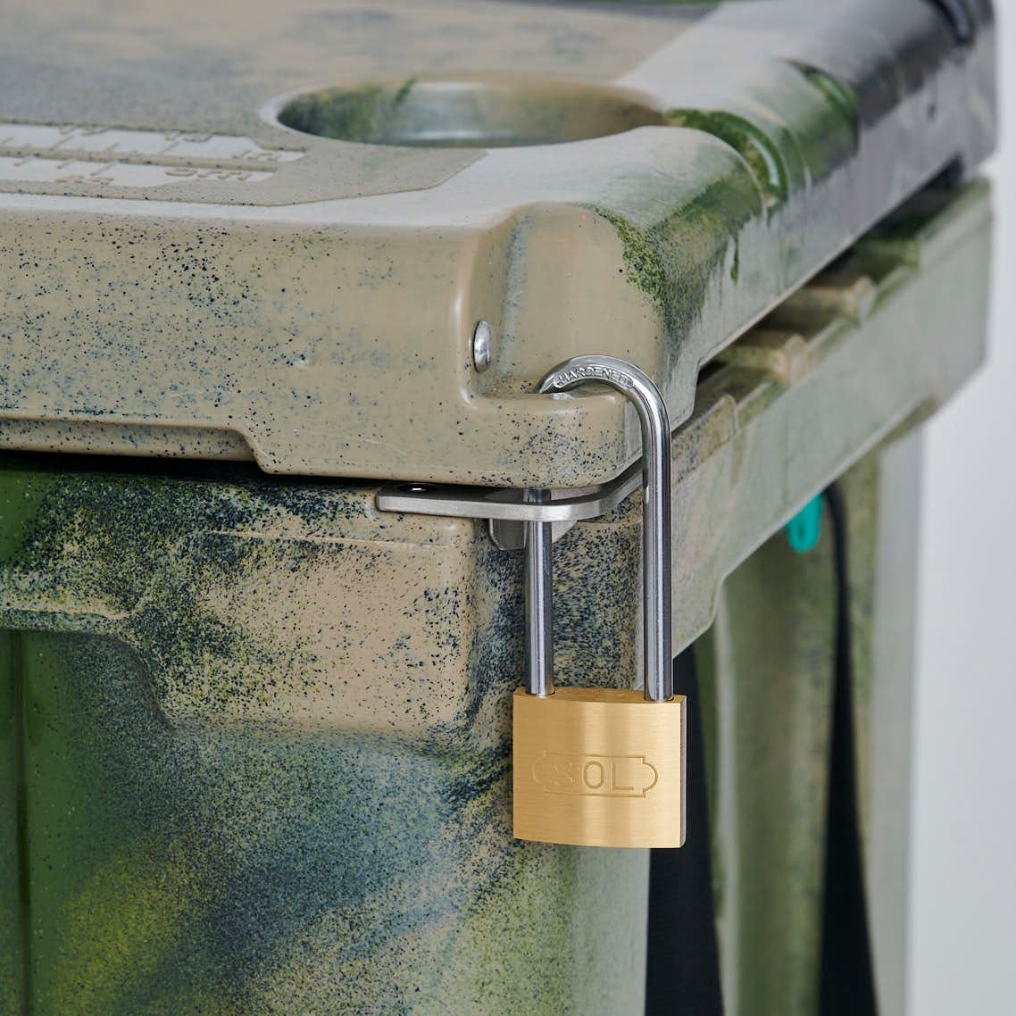 パックロットポートに鍵を 取り付け可能。