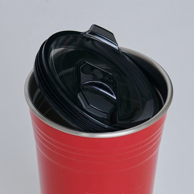 飲み口はスライド式で開閉しやすく、飲み易い構造。