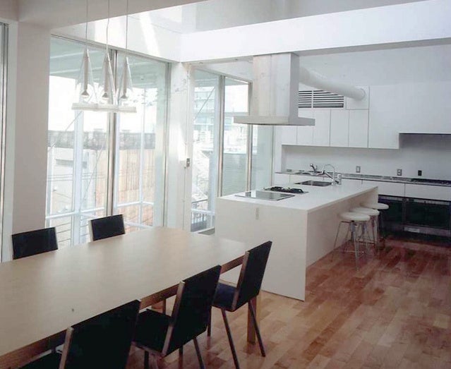 明るく清潔なキッチン