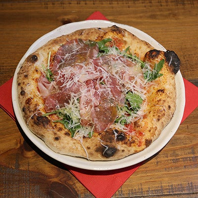 イタリアン生ハムとオーガニックルッコラの薪窯焼きのサラダピッツァ