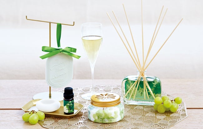 左から フレグランスラバーオーナメント、アロマオイル、フレグランスジェル、リードディフューザー