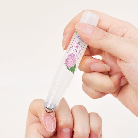 ロールオンタイプで手軽にネイルケア