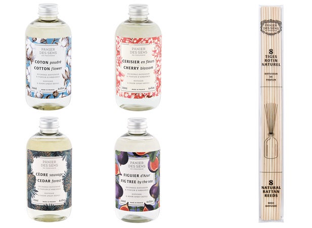 左 フレグランスリフィル（コットンフラワー、チェリーブロッサム、シダーフォレスト、フィグツリー)、右 スティックリフィル