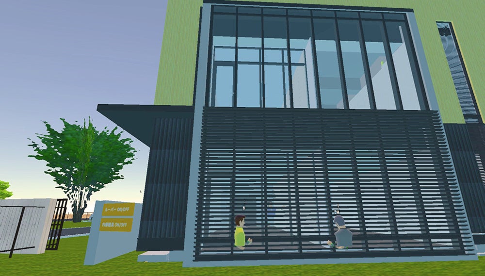 改修工事(内部のアルミサッシ増設、外部のアルミルーバー増設)の検討をしている様子