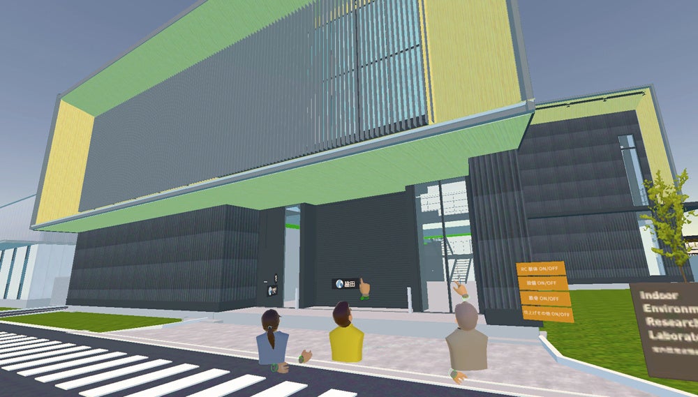 室内環境実験棟の正面で打ち合わせをしている様子
