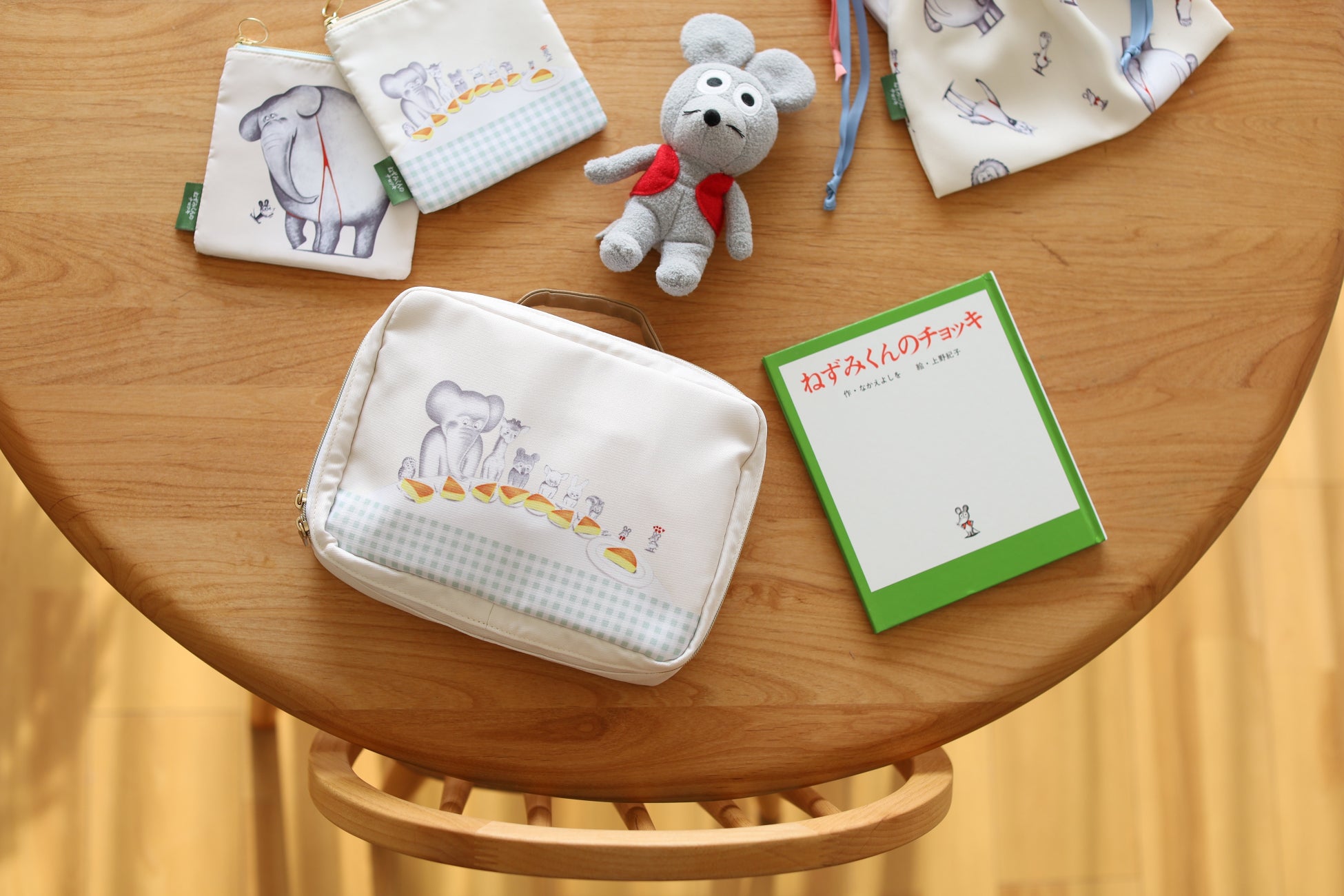 シリーズ累計450万部 世代を超えて愛される絵本 ねずみくんのチョッキ ポプラ社刊 のおでかけポーチや文具など11種類が発売 株式会社 学研ホールディングスのプレスリリース シリーズ累計450万部 世代を超えて愛される絵本 ねずみくんのチョッキ ポプラ社刊 のおでかけポーチや文具など11種類が発売 株式会社 学研ホールディングスのプレスリリース