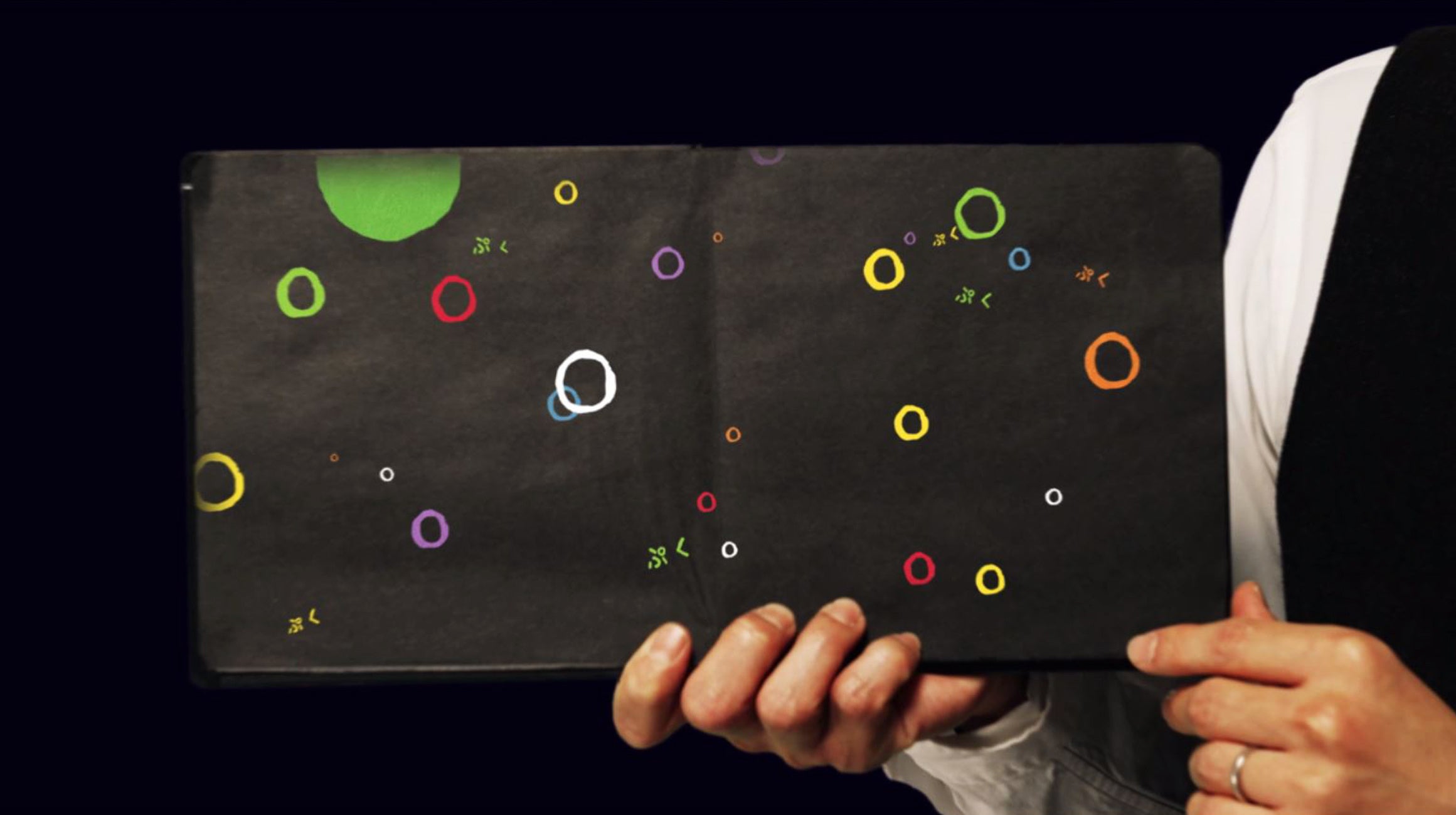 ▲黒い無地だったページに、カラフルな泡が立ちのぼってきて…不思議な光景にワクワク！