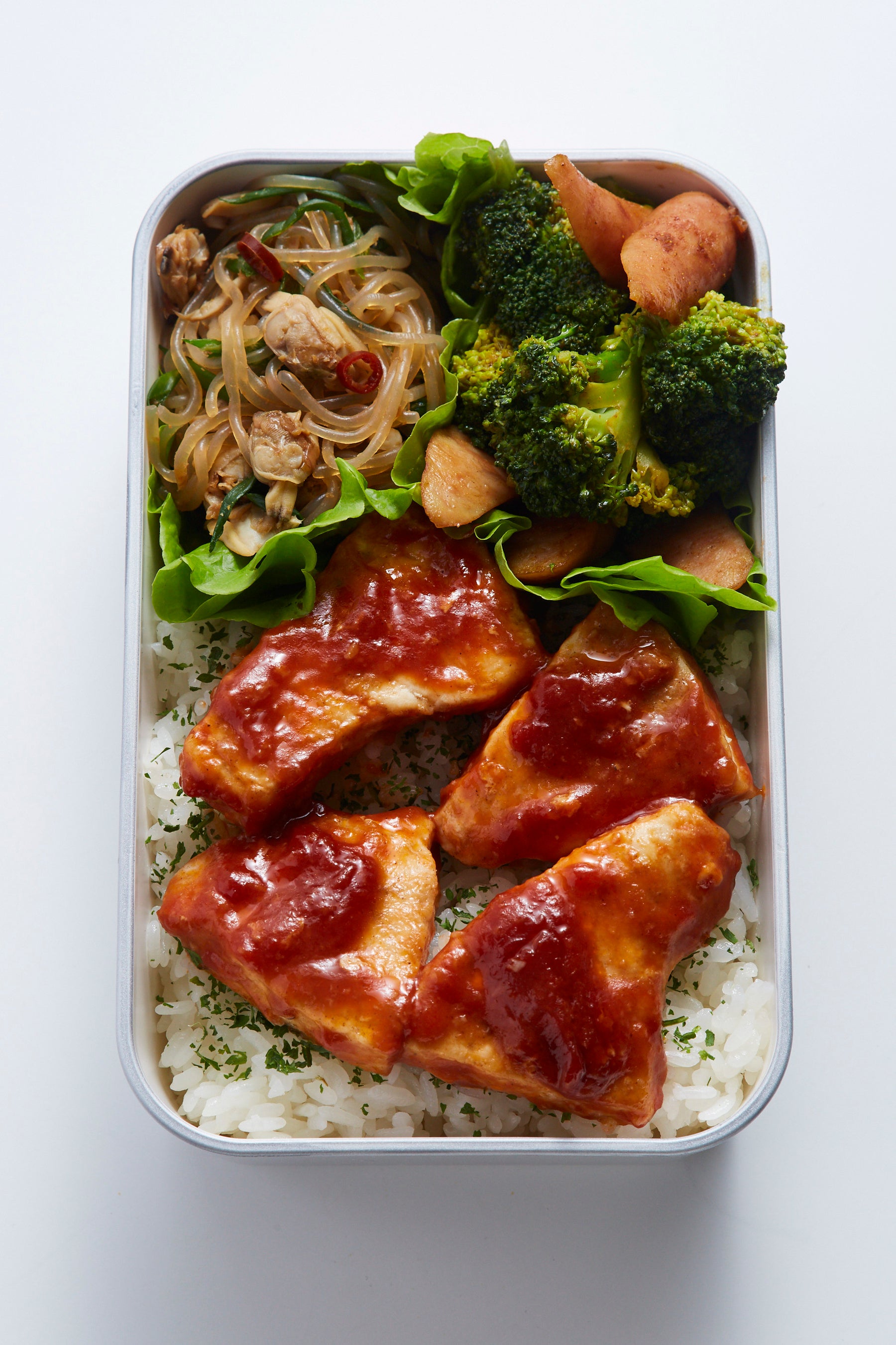 ・白身魚のケチャップ焼き弁当＝白身魚のケチャップ焼き＋しらたきとあさりのしぐれ煮＋ブロッコリーのカレー炒め