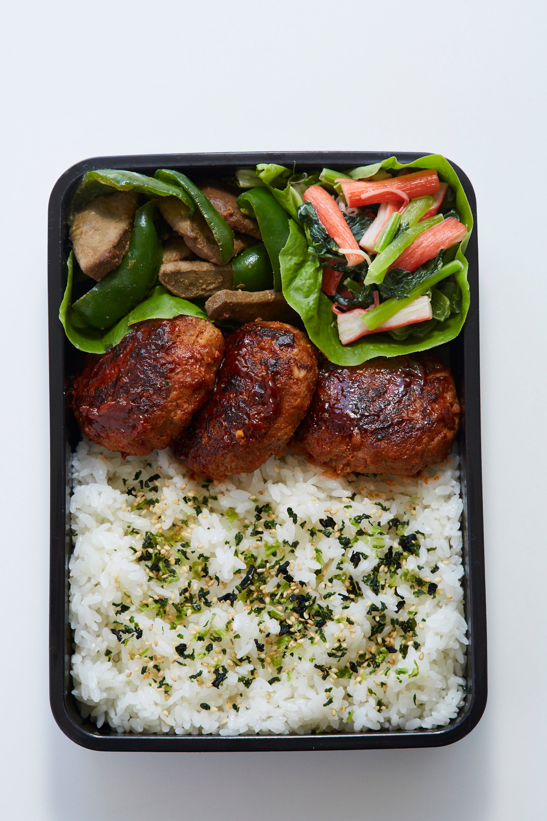 ・ハンバーグ弁当＝ハンバーグ＋レバーとピーマンのあえもの＋小松菜とかにかまの辛子マヨ