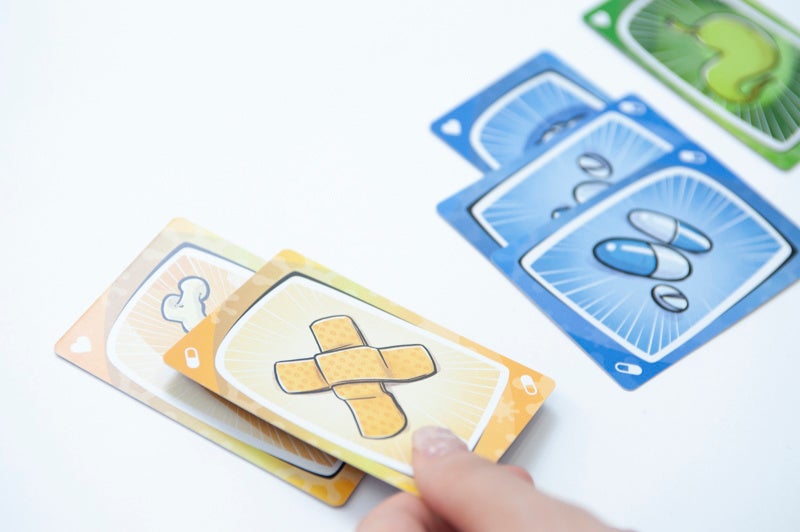 『VSウイルス！』のカードには文字がなく、イラストとアイコンのみ。ルールも簡単なので、お子さまからお年寄りまで年齢を問わず一緒にゲームを楽しめます。