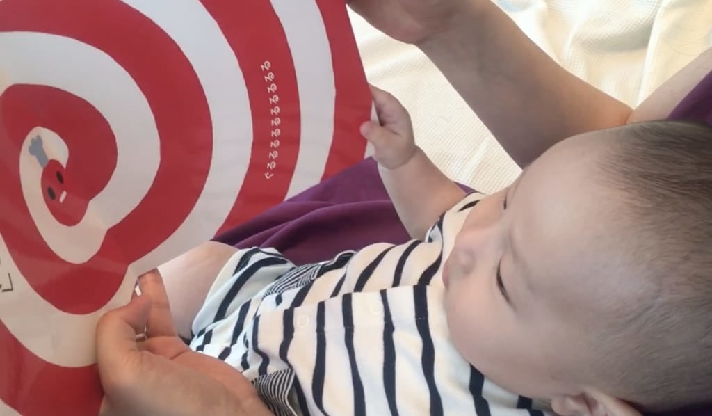 ▲厚紙に耐水コーディングを施し、赤ちゃんにも安全で丈夫で長く楽しめるつくりです。