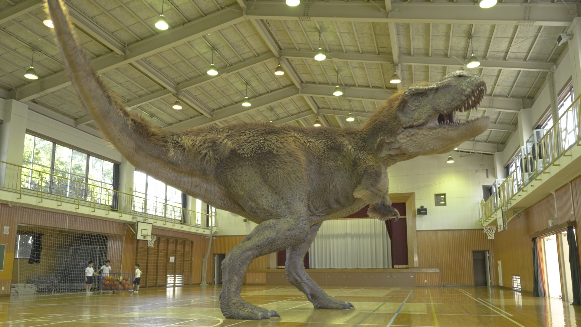 ▲学校に恐竜がやってきた?!迫力のCGで恐竜の大きさがわかる
