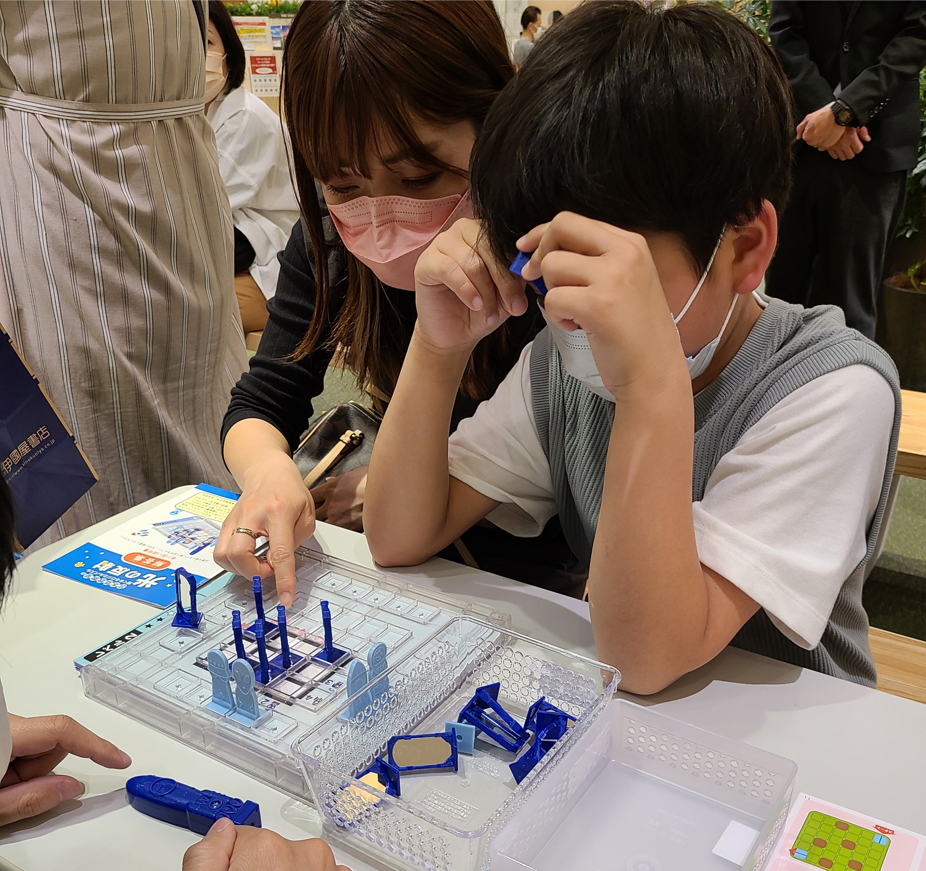 △「光の反射」よく考えながら真剣に答えを導き出す様子