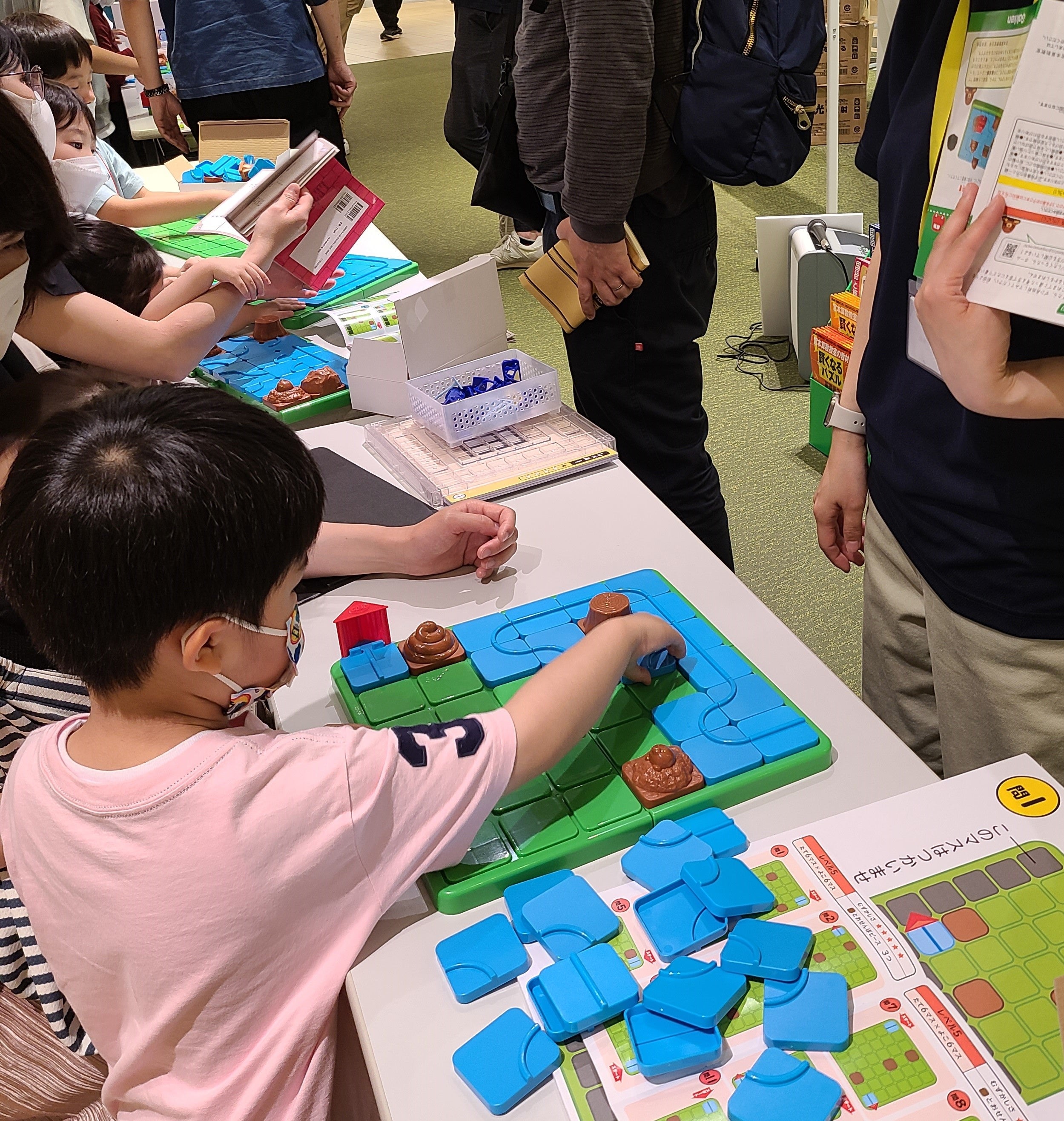 △「道をつくる」指で確認をしながら答えを導き出す様子