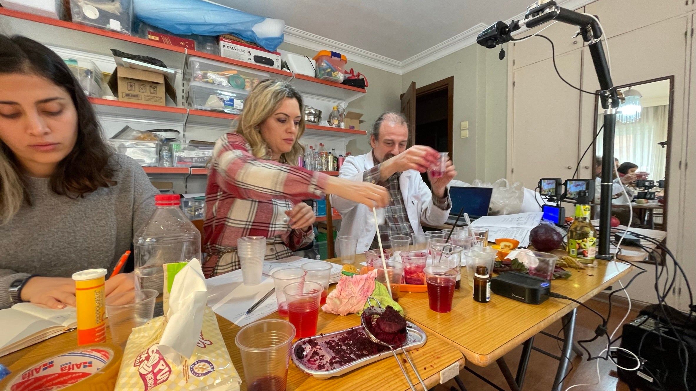 ▲新商品開発に取り組むスタッフ