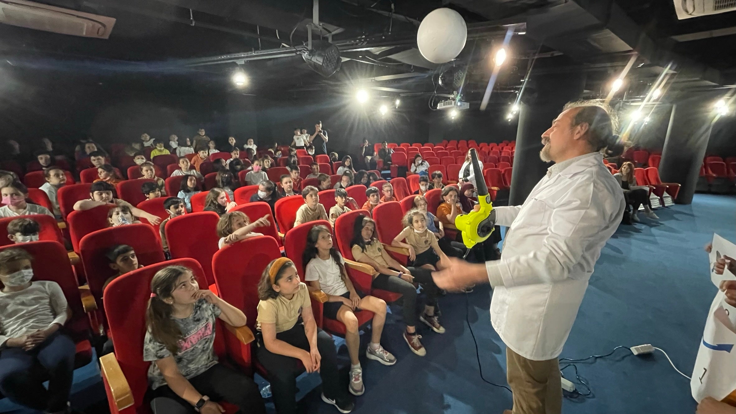 ▲地域の子ども達を集めた科学実験のデモの様子