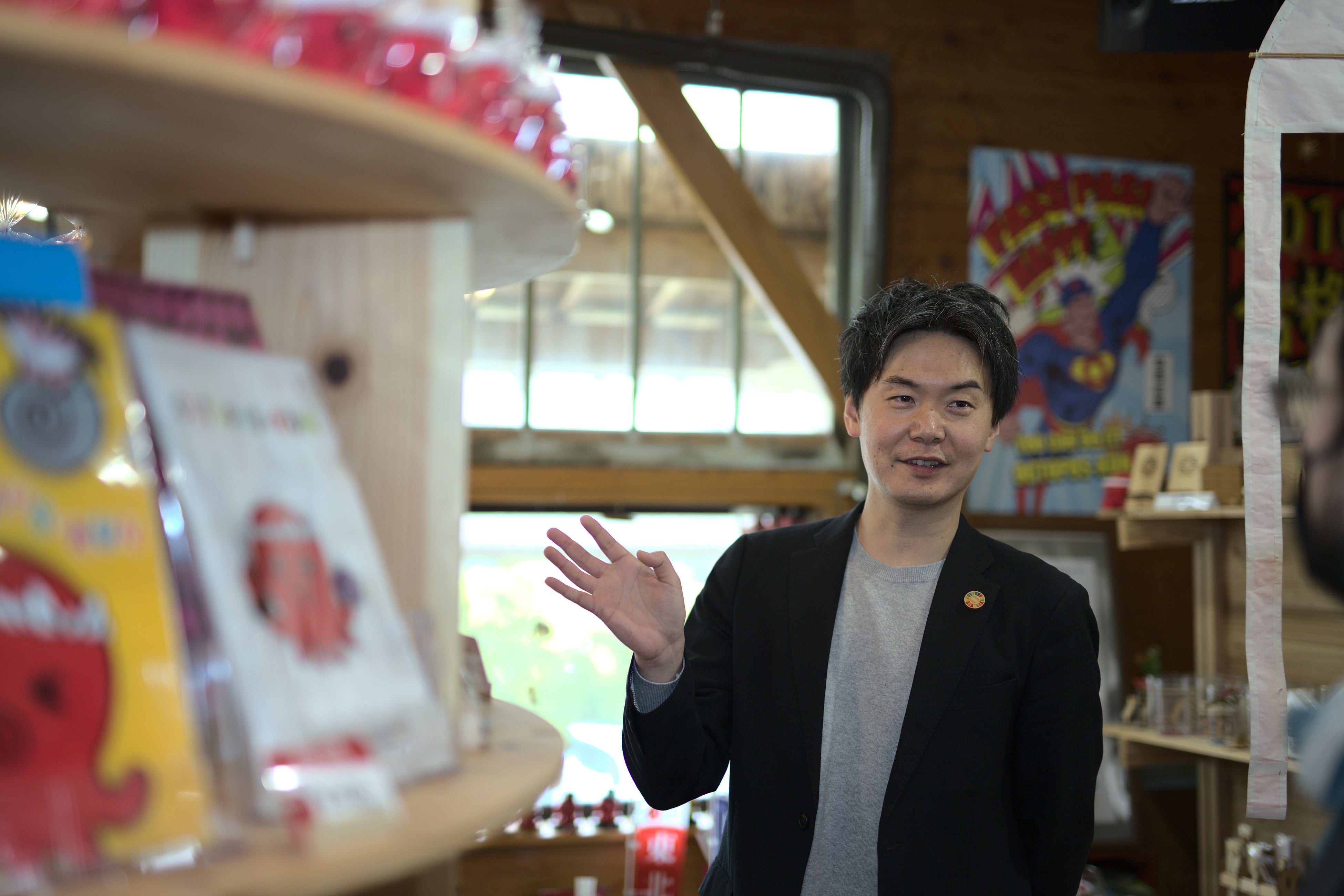 工房オリジナル木製品を説明する大森氏