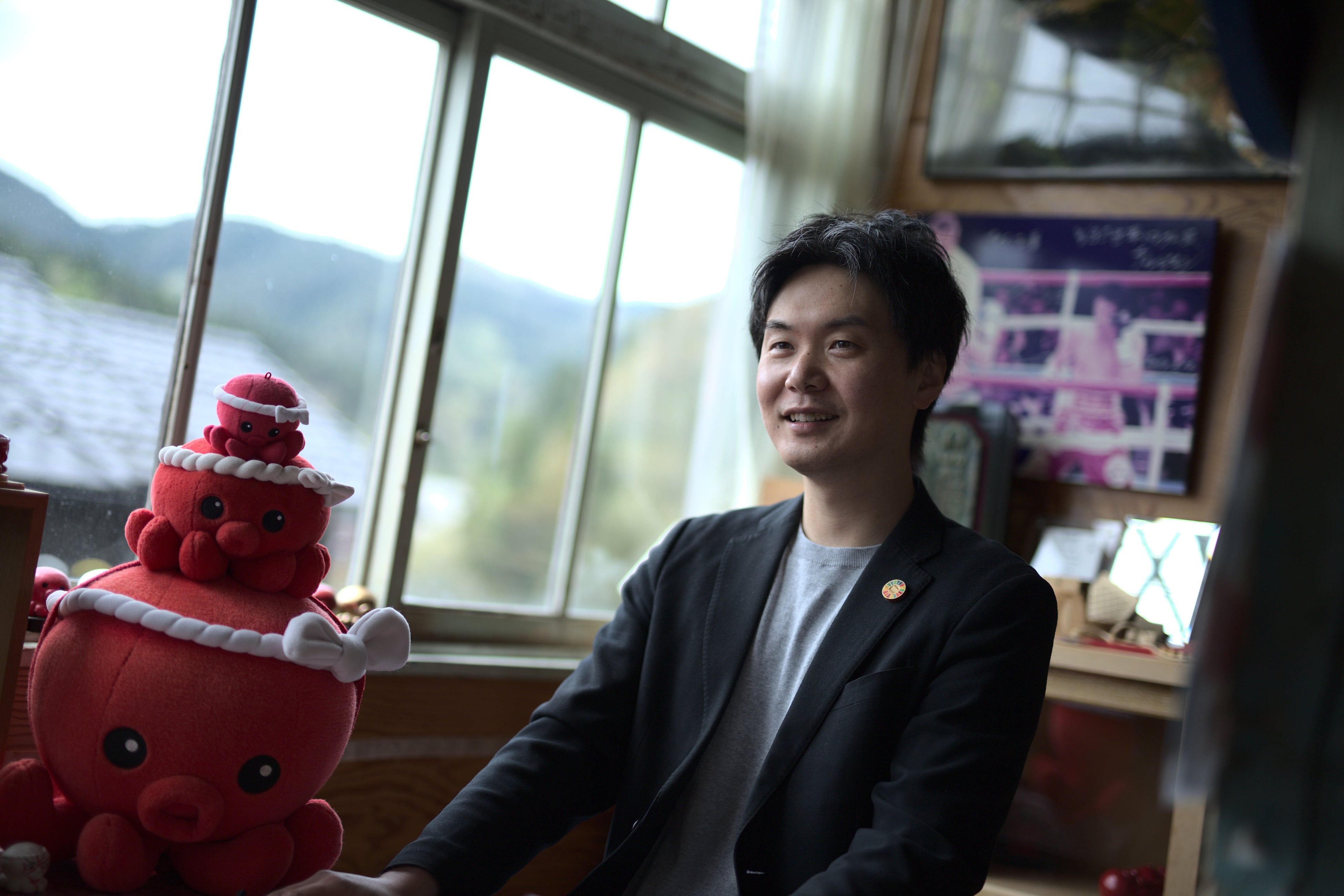 大森氏とYES工房発祥のご当地縁起物キャラクターオクトパス君