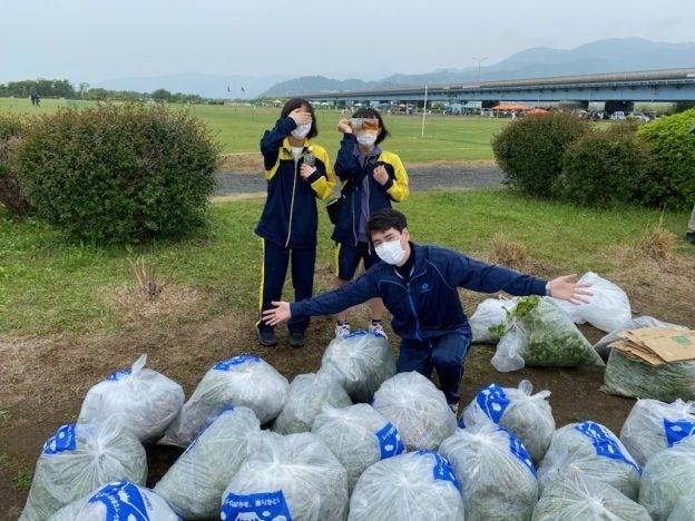 清掃活動の成果を前に満足そうな富士南校のみなさん