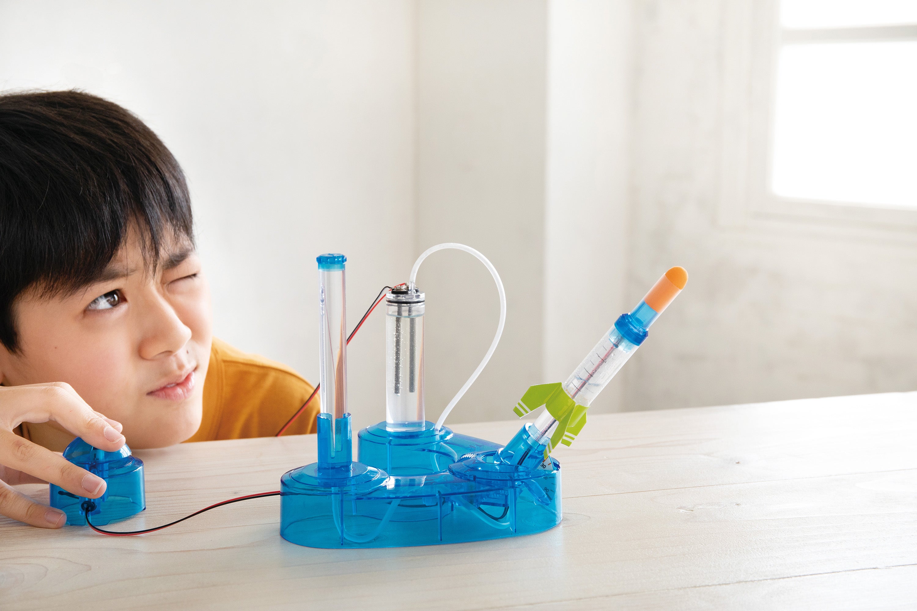 ▲組立時間は子どもの手で約45分。最大飛距離7ｍ、最高高度3.5m。頭にスポンジがついた軽量仕様で、室内で安全に楽しめるように設計されています。